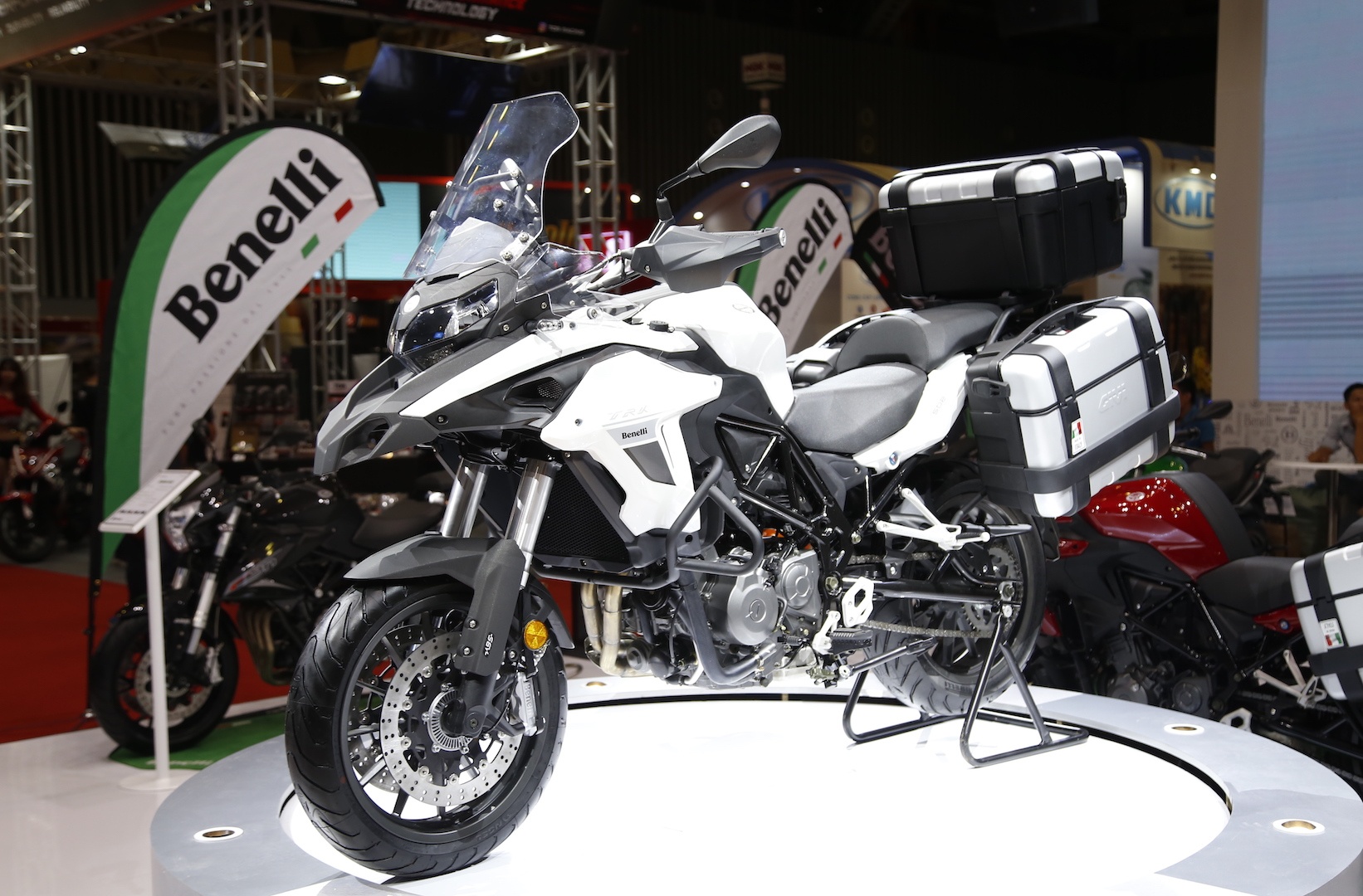 Chi tiet xe phuot Benelli TRK 502 gia 136 trieu dong tai VN hinh anh