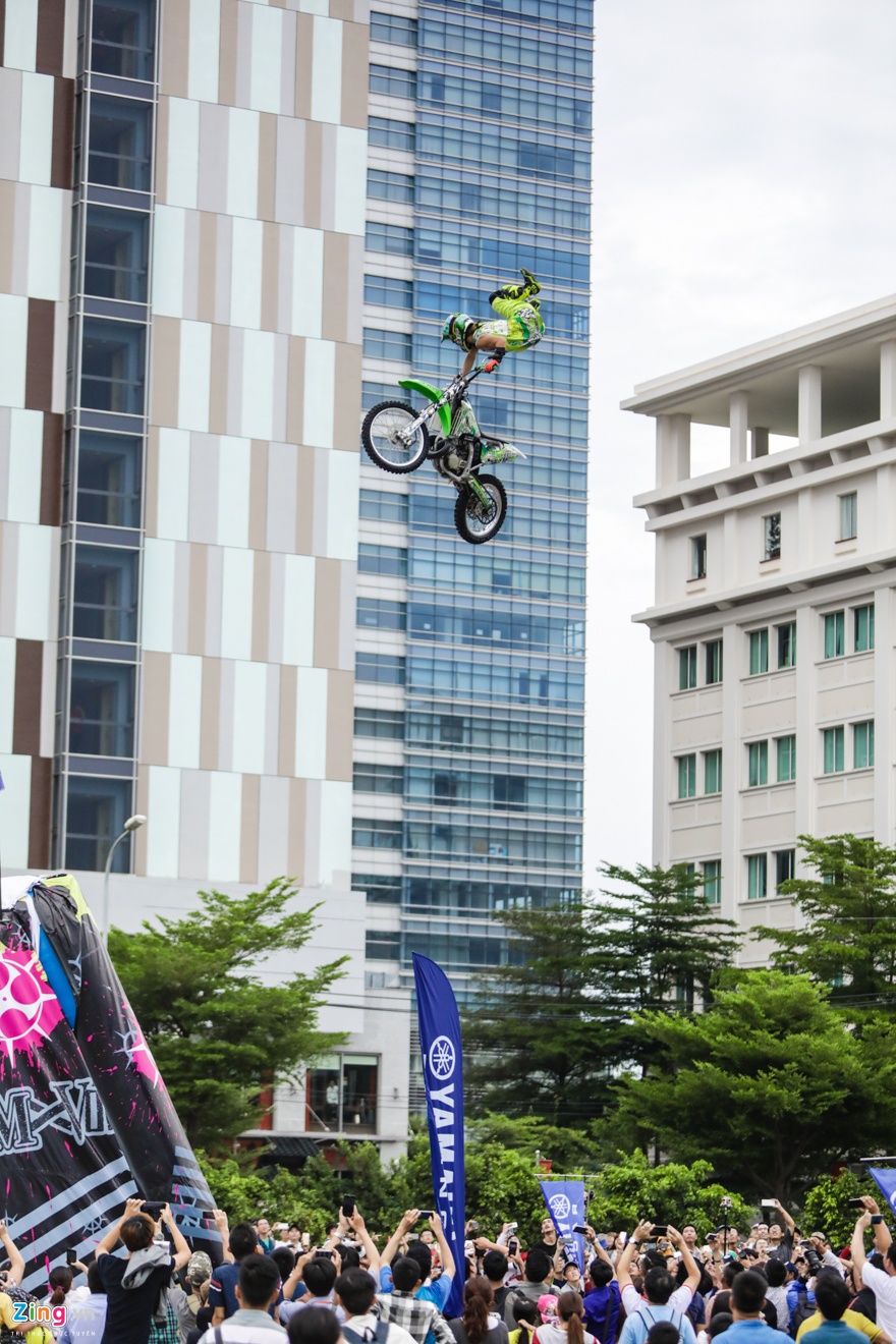 trinh dien moto bay Yamaha anh 1