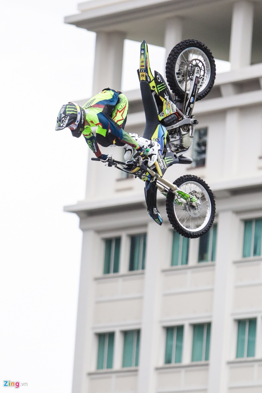 trinh dien moto bay Yamaha anh 8