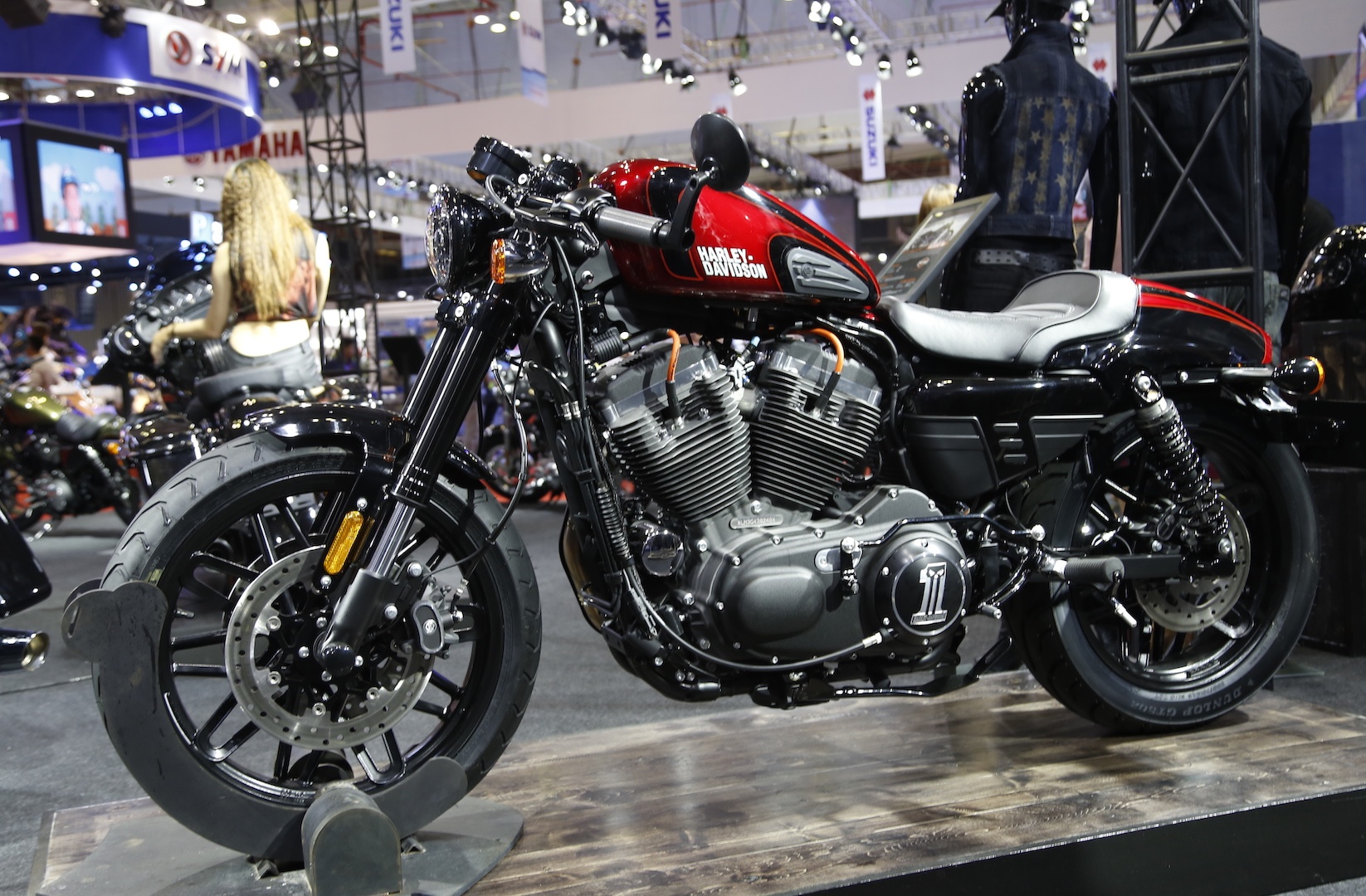 Harley-Davidson Roadster Cafe Racer gia gan 600 trieu dong tai VN hinh anh