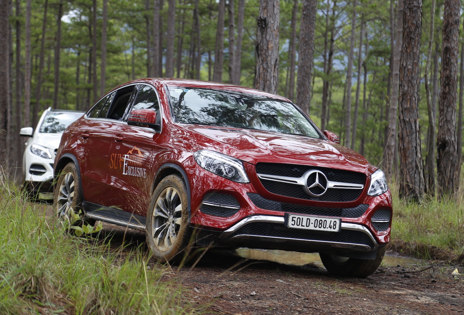 Dem dan xe Mercedes 16 ty vao rung off-road hinh anh