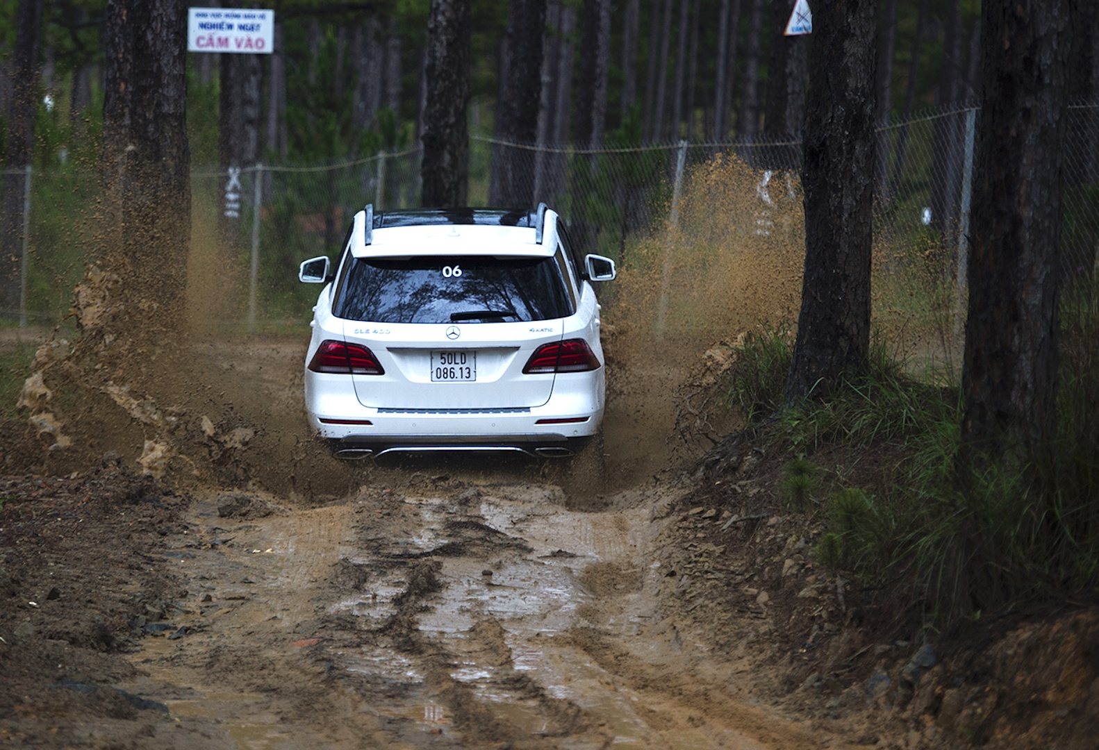 Mercedes GLE chuc ty off-road anh 6