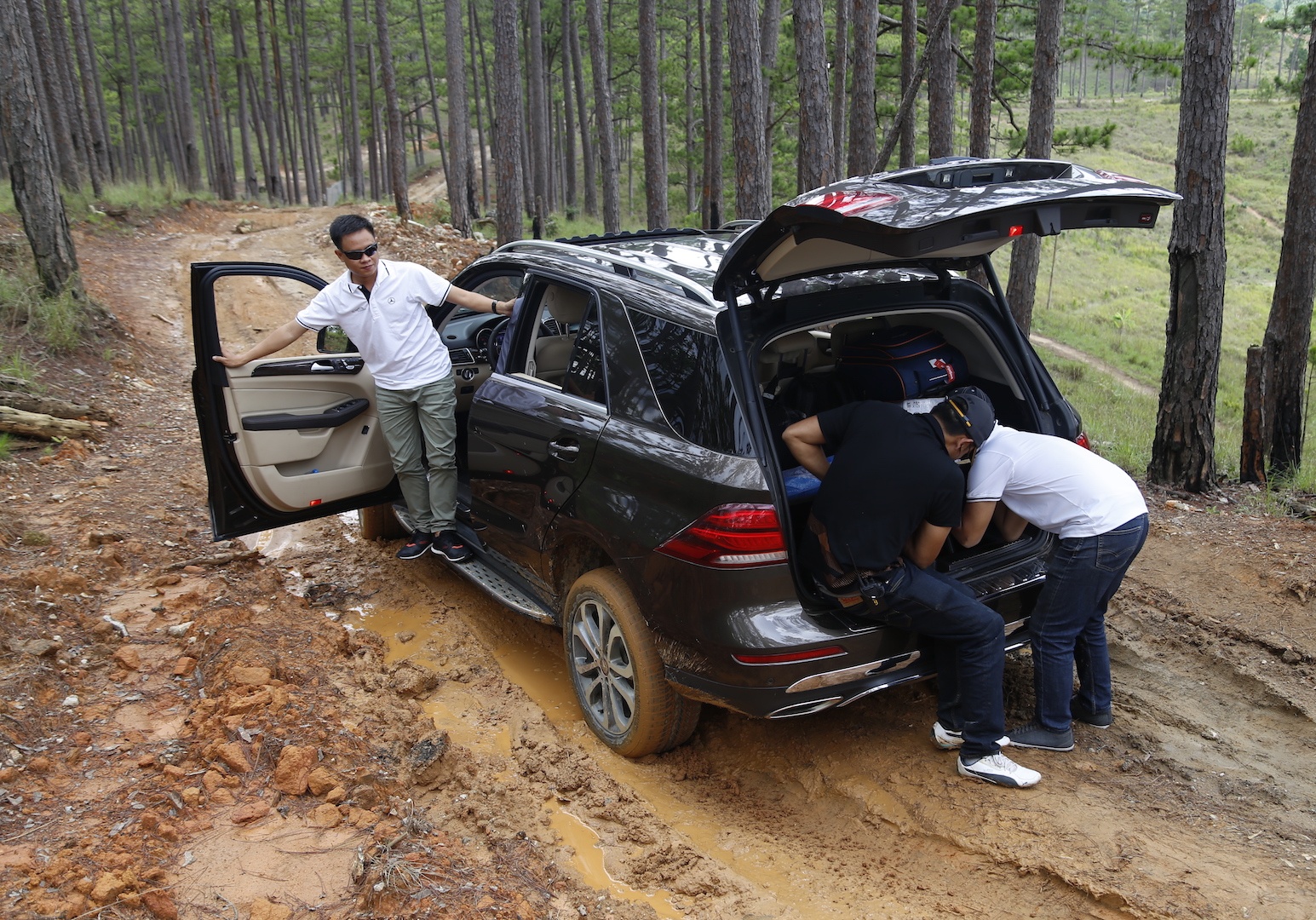 Mercedes GLE chuc ty off-road anh 8