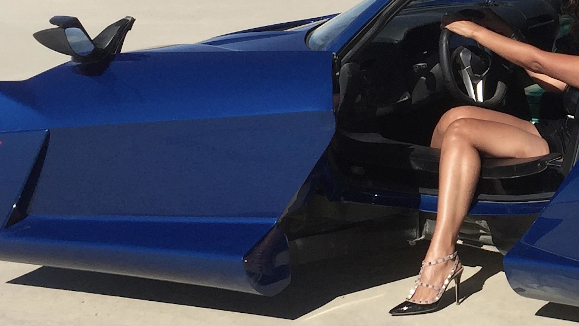 Cach mo cua Rezvani Beast Alpha hinh anh