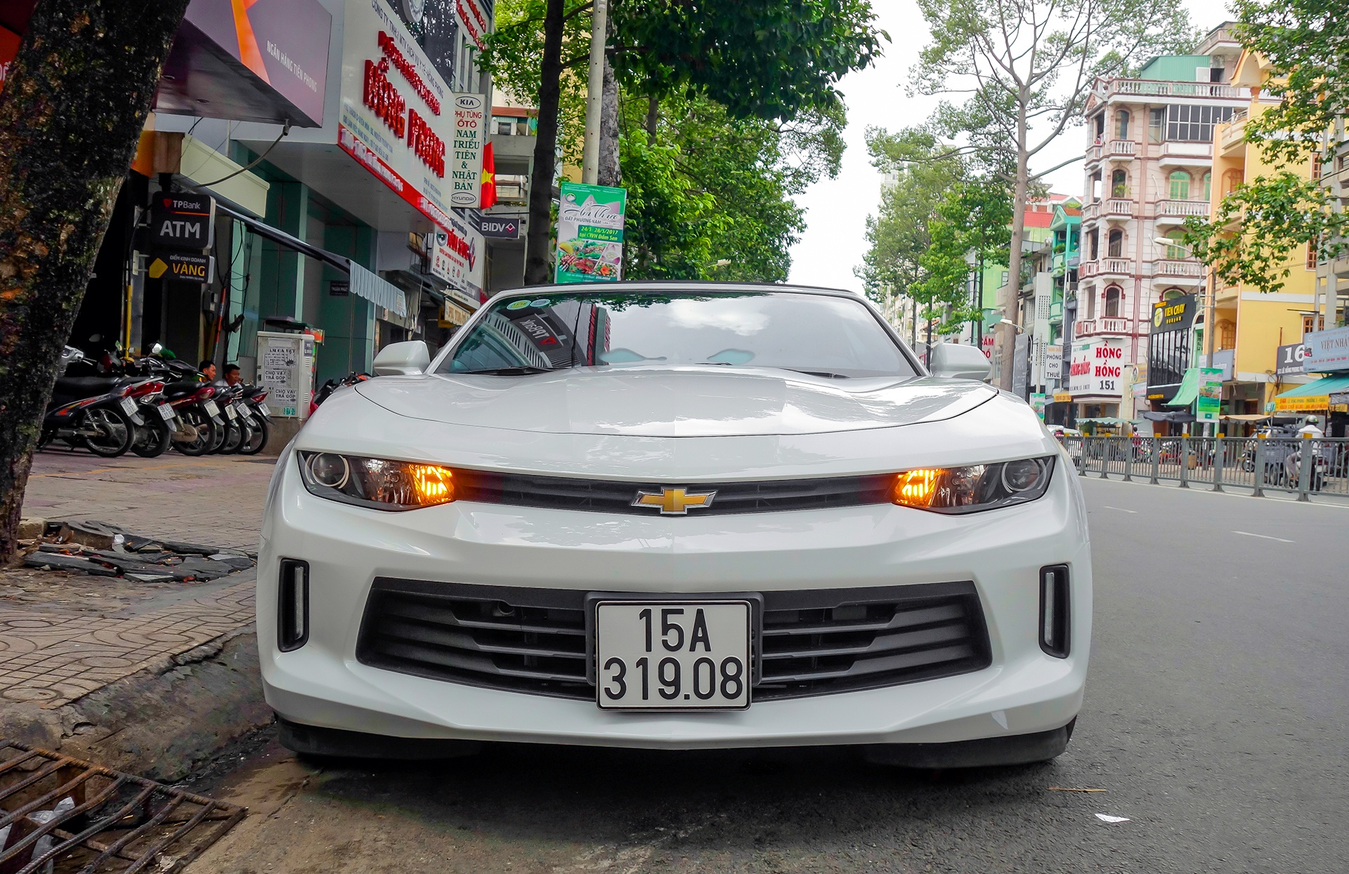 Chevrolet Camaro 2017 dau tien ra bien so anh 1