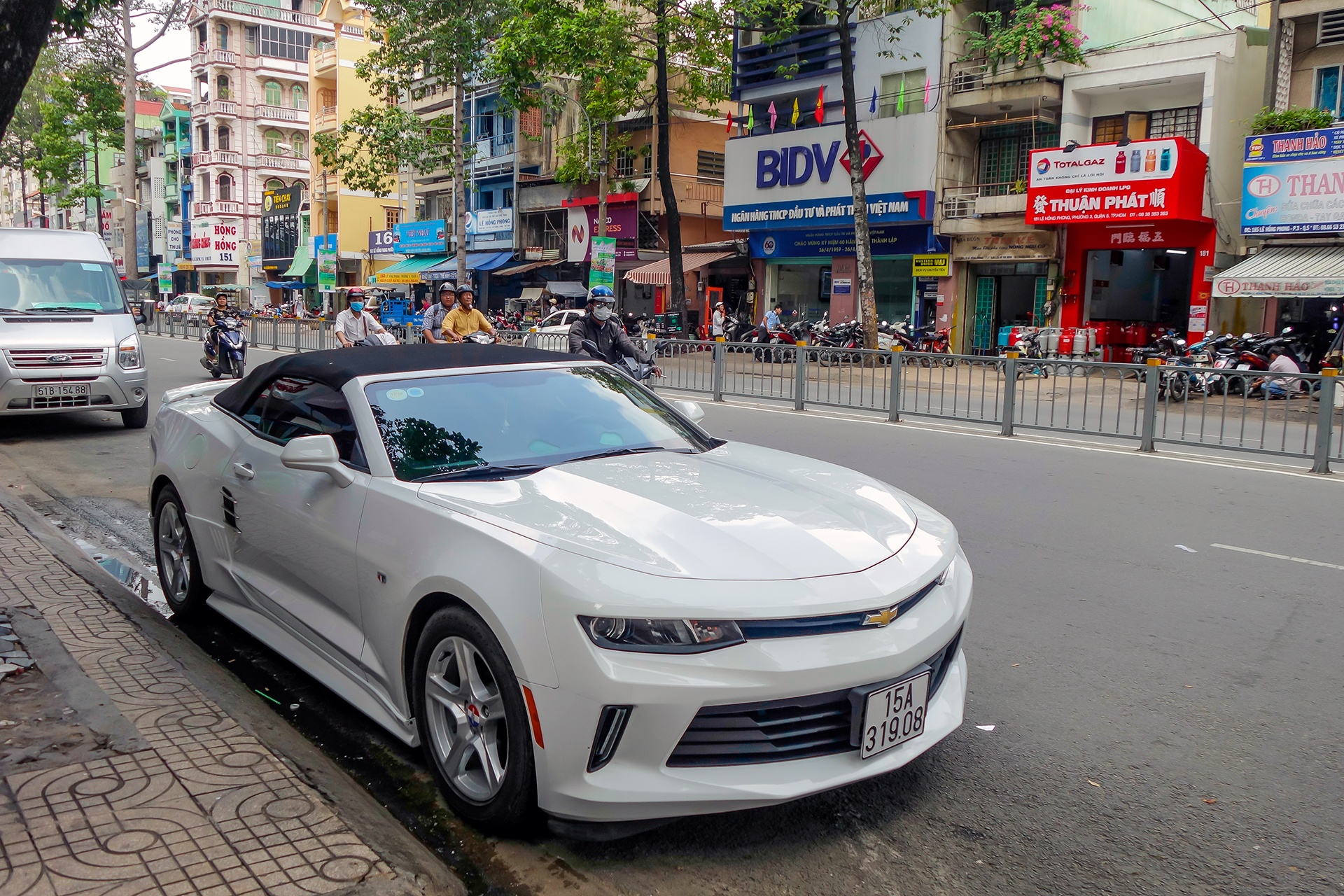 Chevrolet Camaro 2017 dau tien ra bien so anh 2
