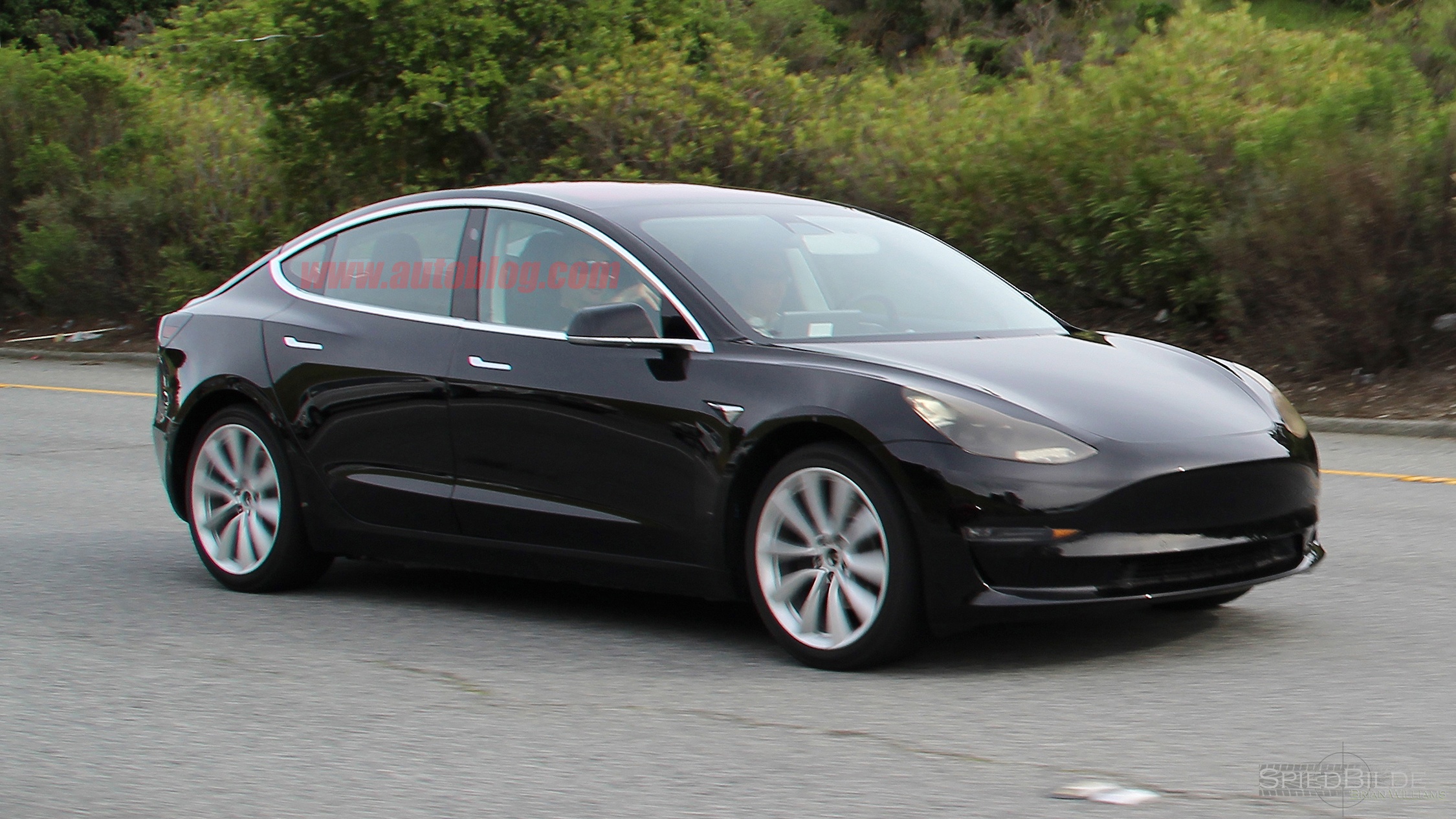 Tesla Model 3 ban thuong mai xuat hien tren duong hinh anh