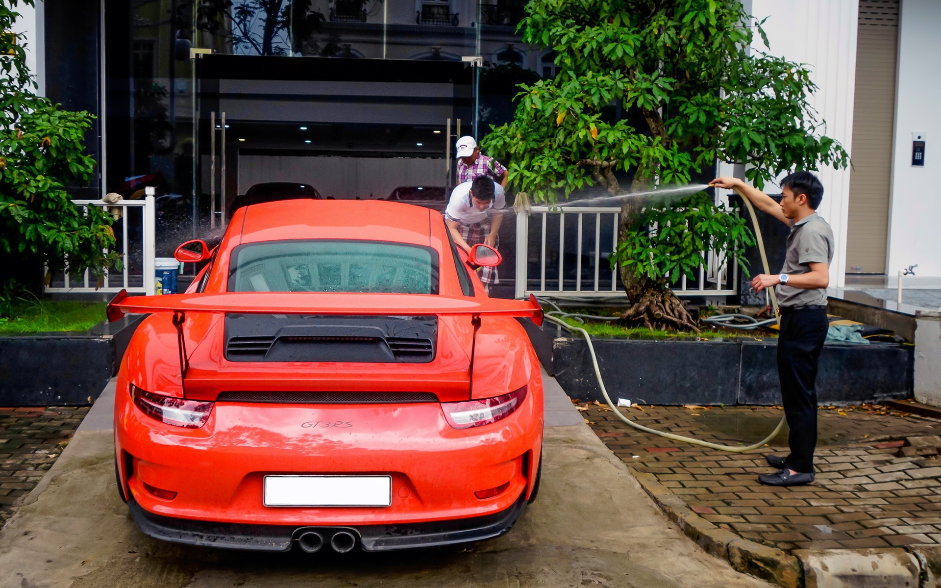 Cuong Do La tu tay rua sieu xe Porsche 911 GT3 moi tau hinh anh