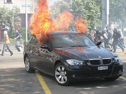 BMW 328i bi chay vi loi he thong dien hinh anh