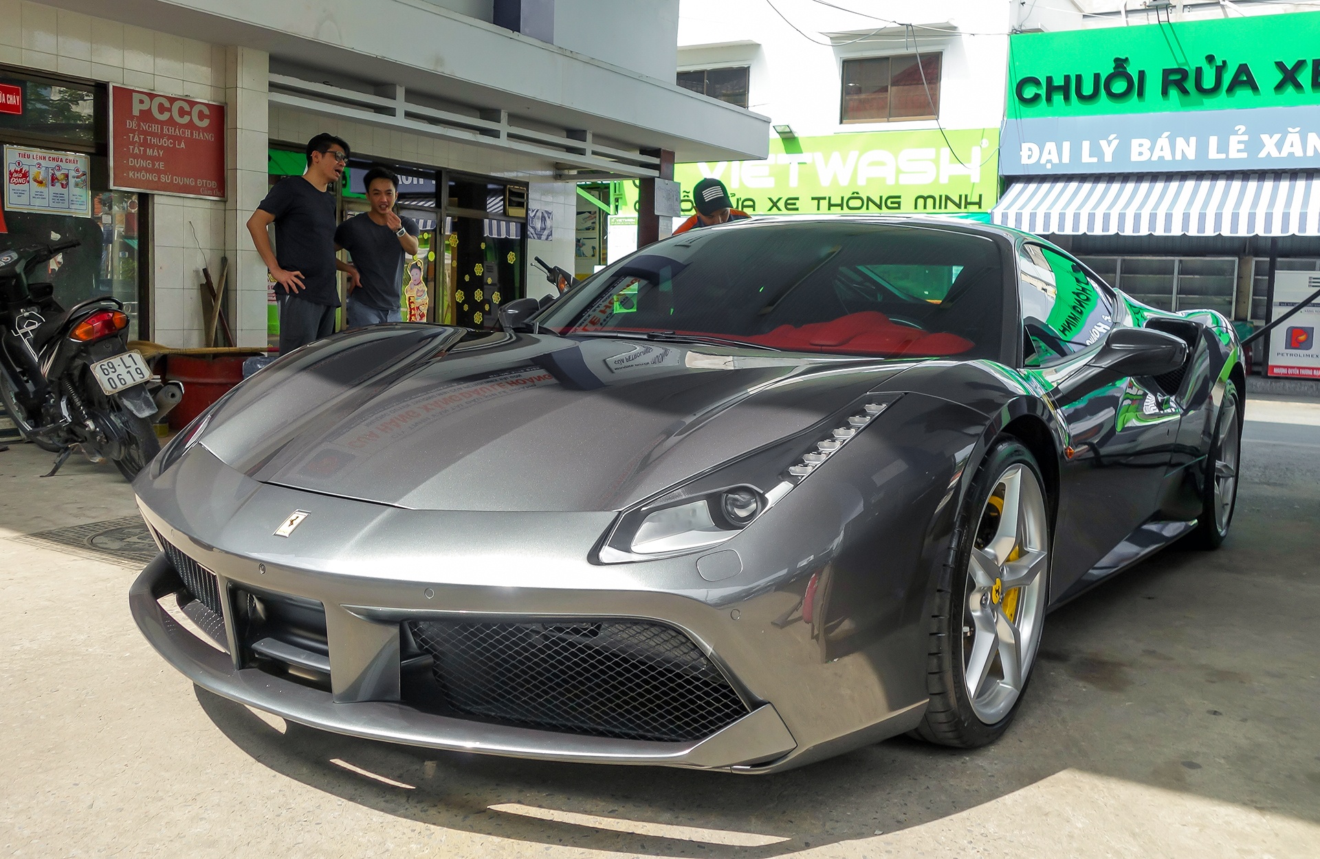 Cuong Do La mua sieu xe Ferrari anh 2