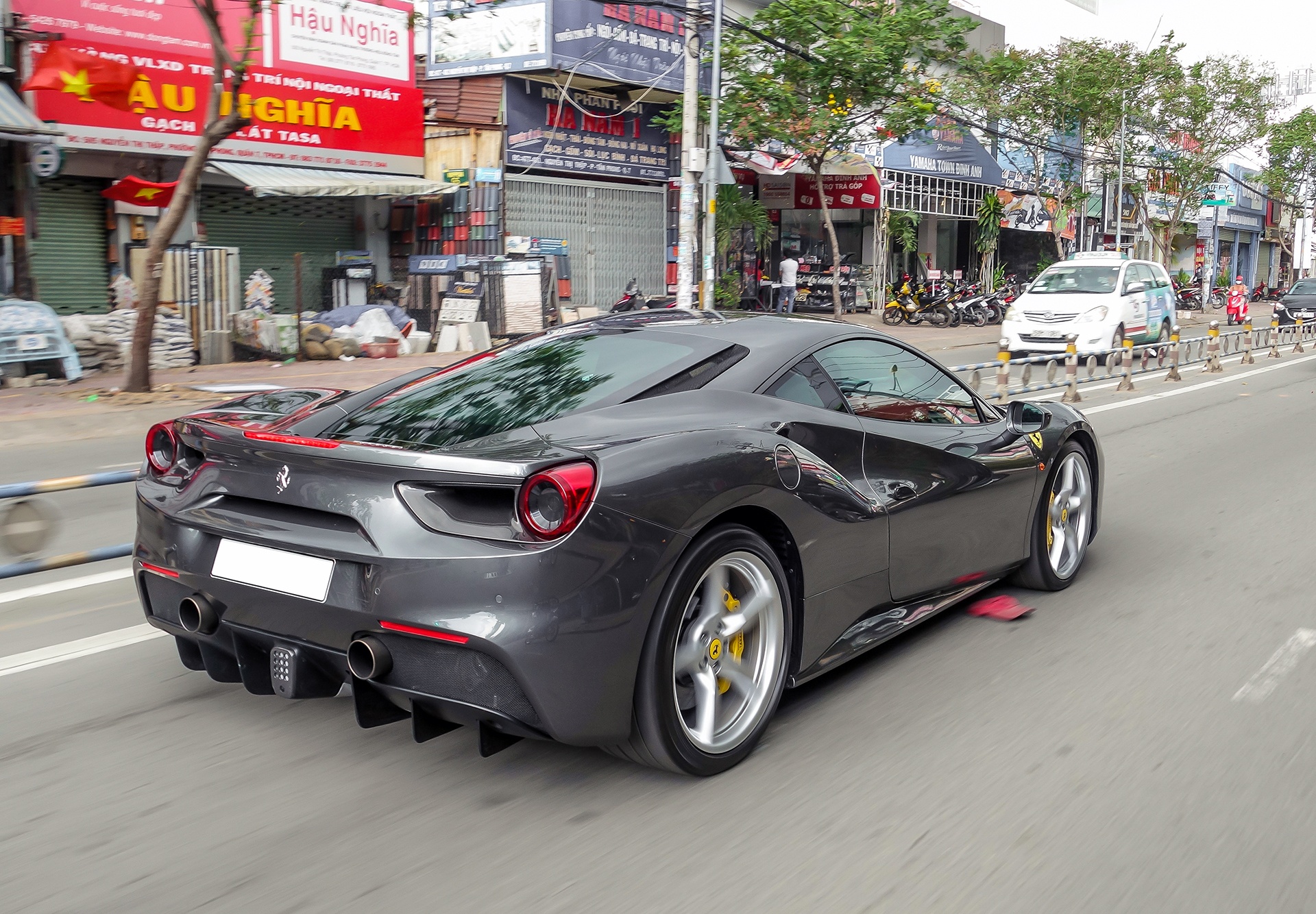 Cuong Do La mua sieu xe Ferrari anh 6