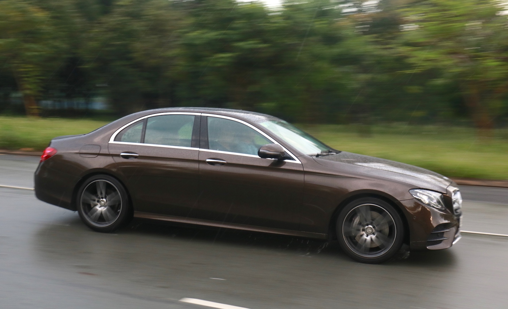 Danh gia Mercedes E300 AMG tai Viet Nam anh 13