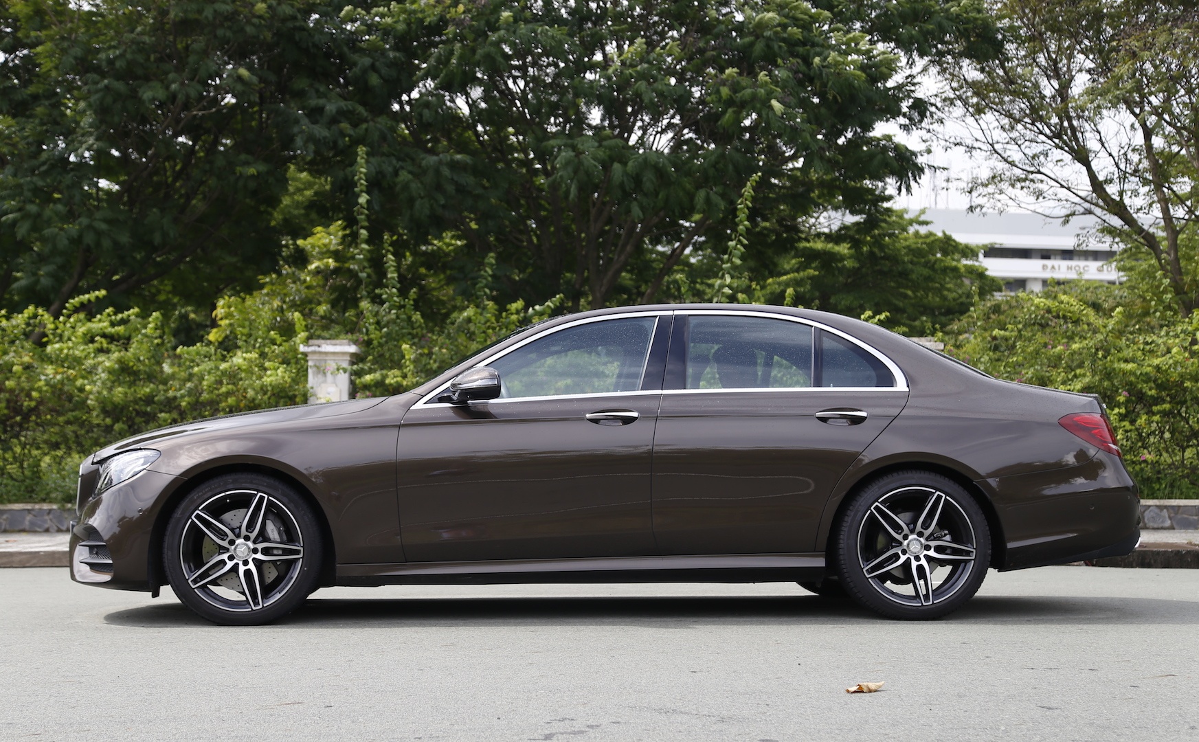 Danh gia Mercedes E300 AMG tai Viet Nam anh 10