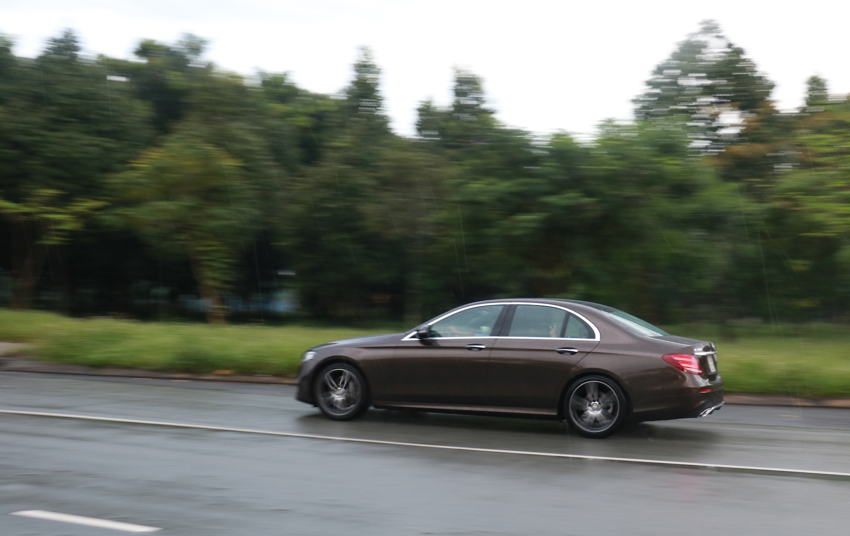 Danh gia Mercedes E300 AMG tai Viet Nam anh 3