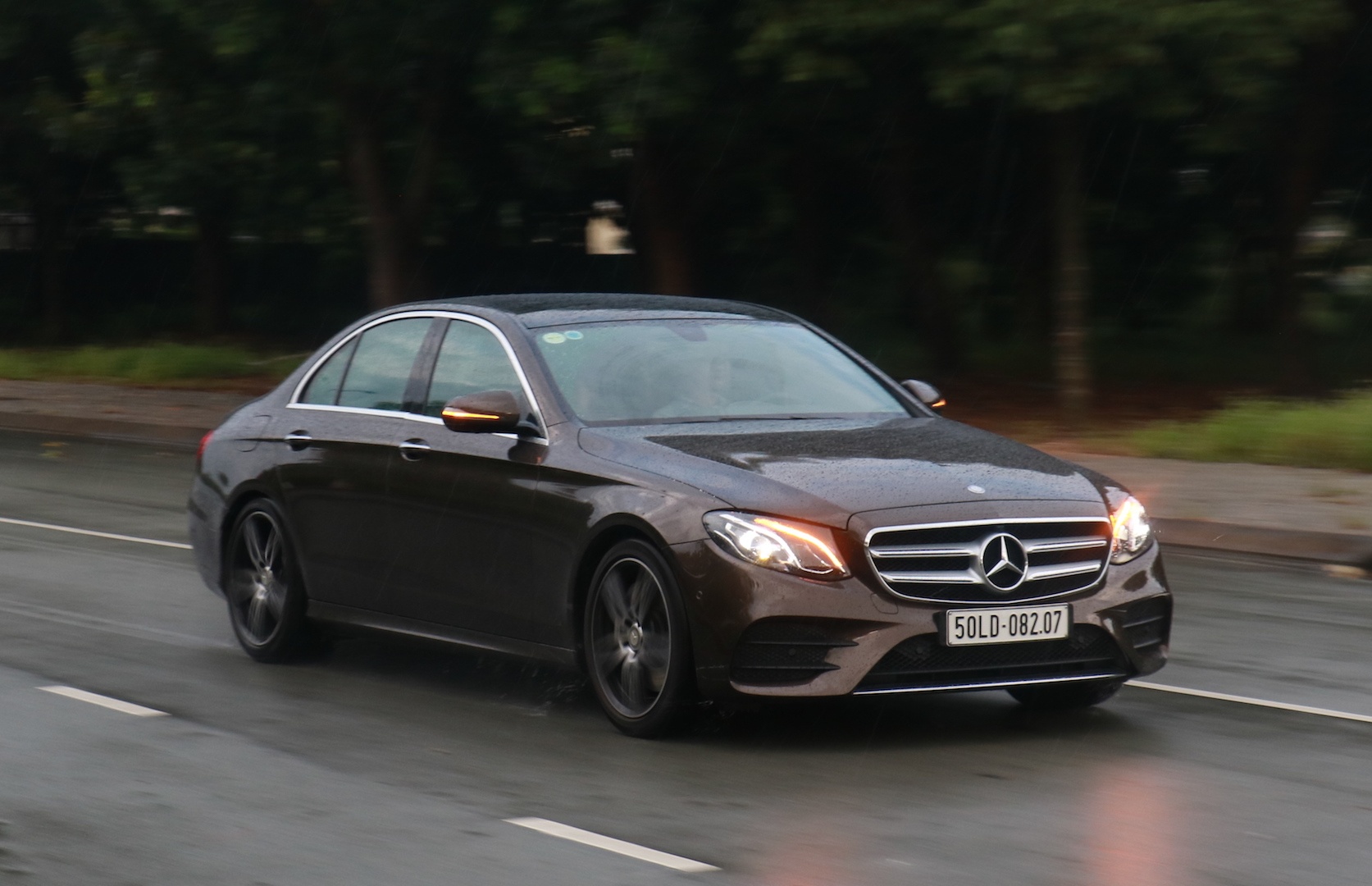 Danh gia Mercedes E300 AMG tai Viet Nam anh 11