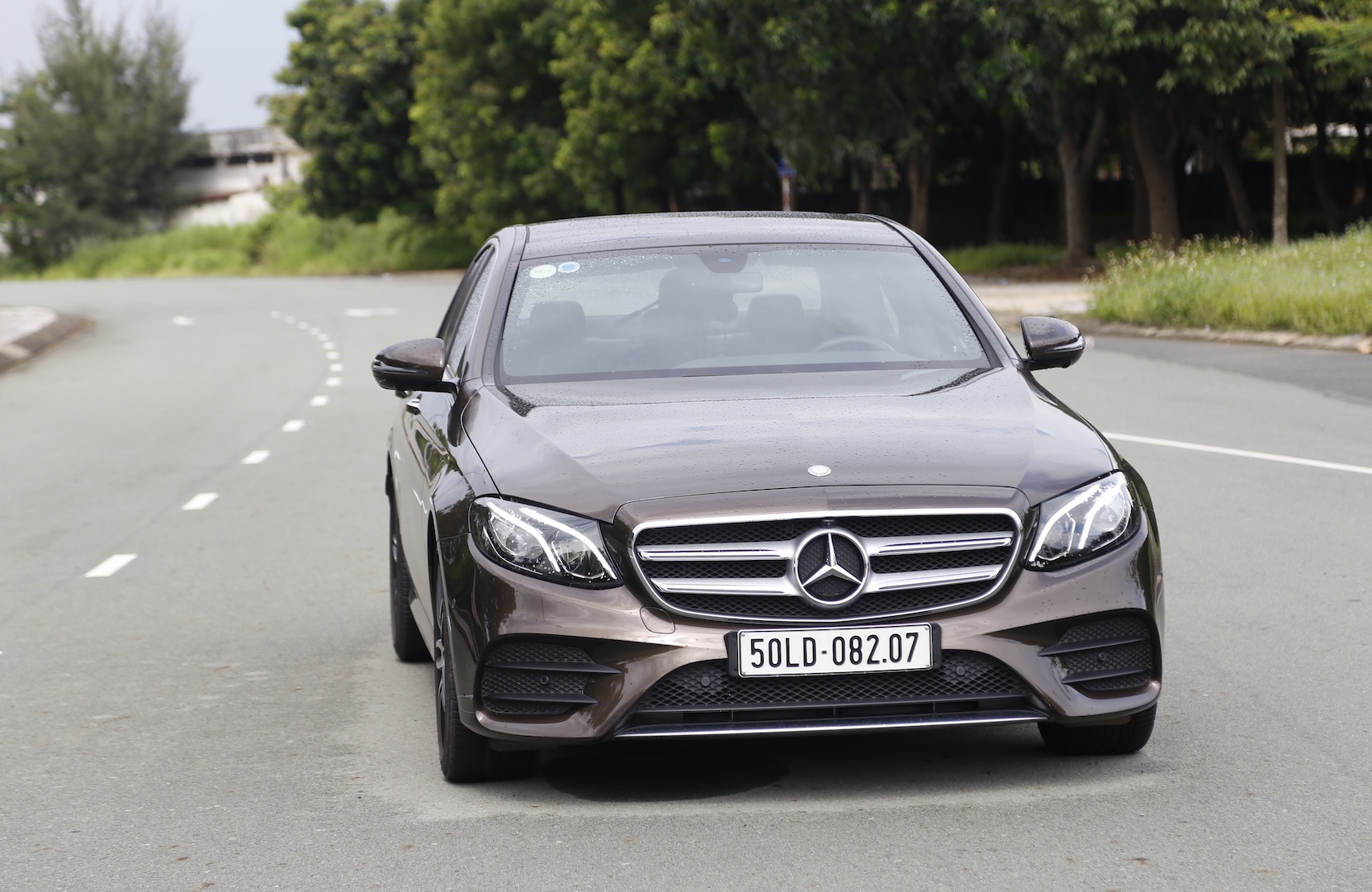 Danh gia chi tiet tinh nang va kha nang van hanh cua E300 AMG tai Viet Nam hinh anh