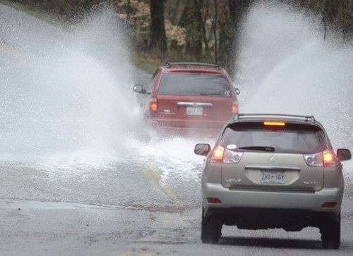 Kinh nghiem 'vang' lai xe trong thoi tiet mua bao hinh anh