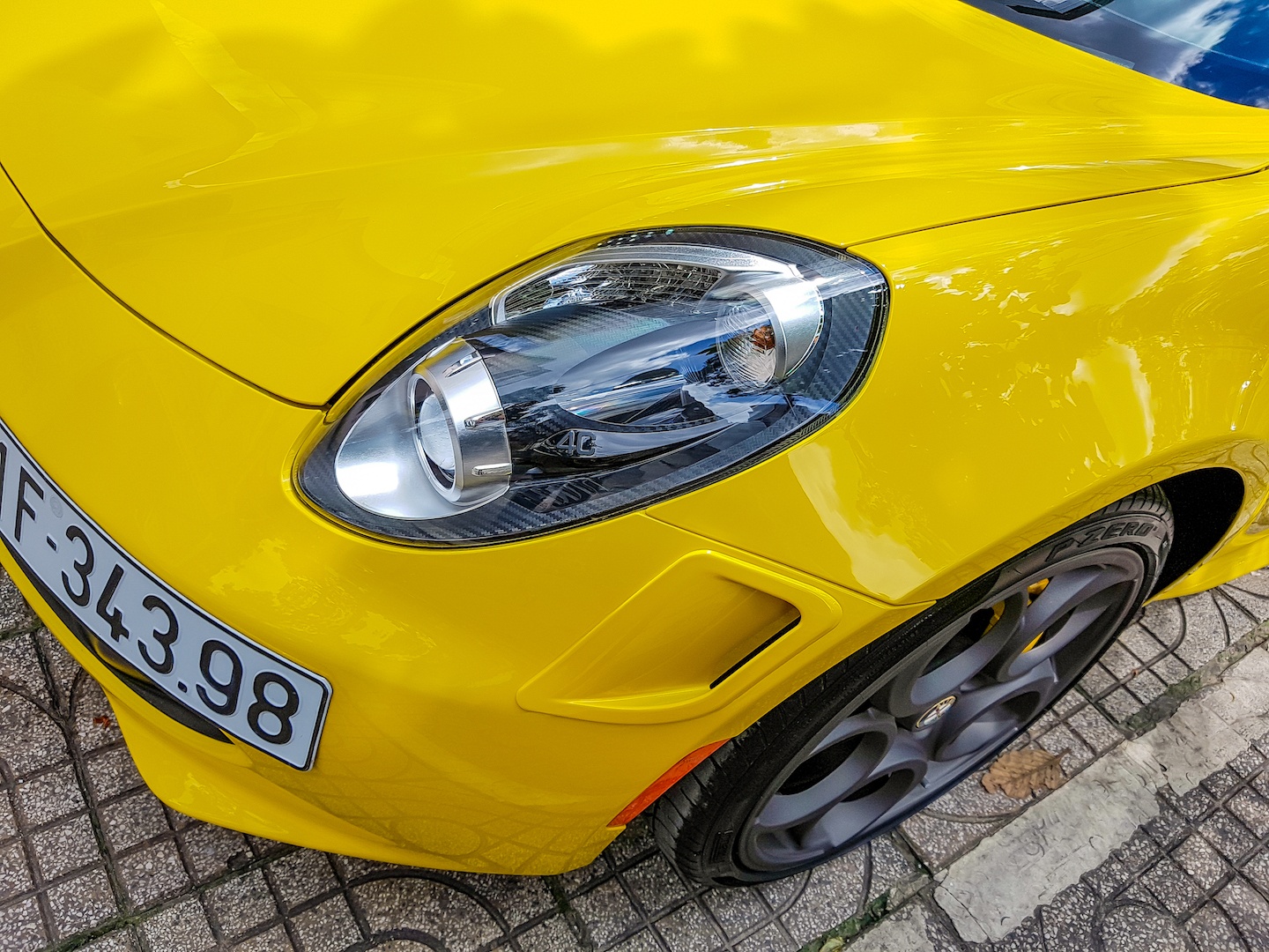 Alfa Romeo 4C Launch Edition anh 4