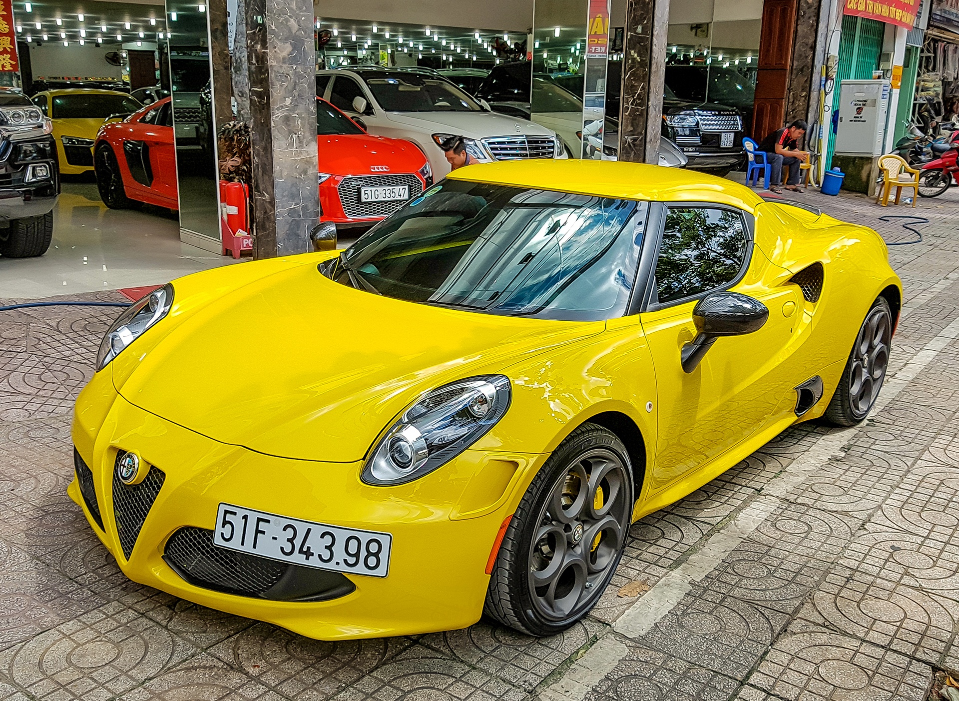 Alfa Romeo 4C doc nhat Viet Nam doi mau vang hinh anh