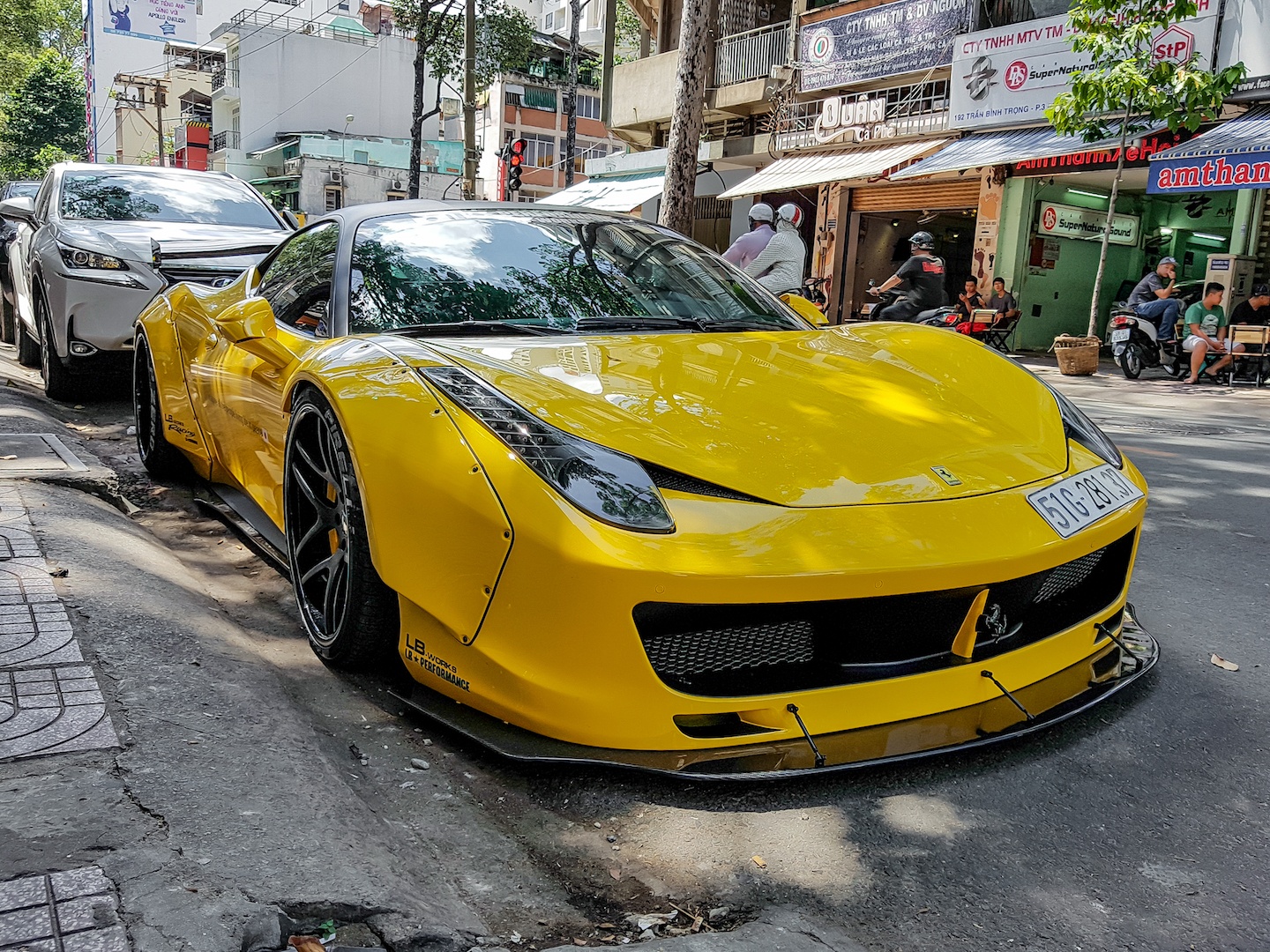 Sieu xe Ferrari 458 do than rong Liberty Walk dau tien tai Viet Nam hinh anh