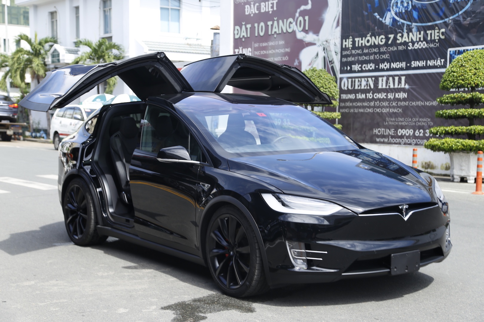 Chay thu xe dien Tesla Model X dau tien tai Sai Gon hinh anh