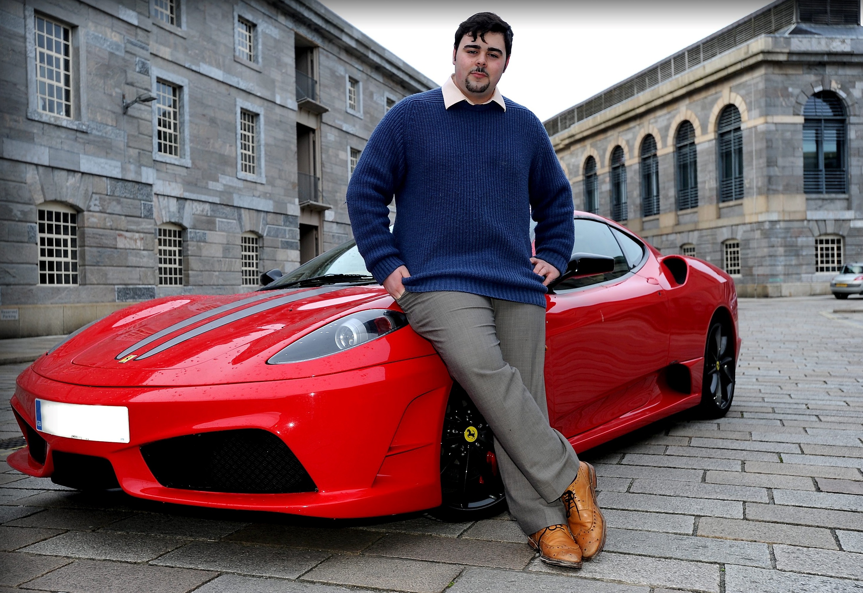 Tho dien, tho sua ong nuoc cung co the mua Ferrari tai Australia hinh anh