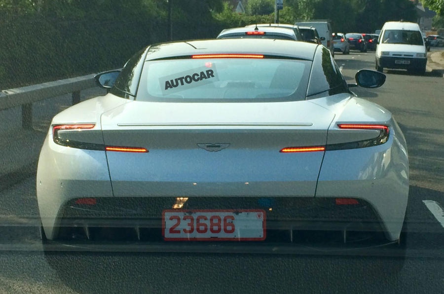 Sieu xe Aston Martin Vantage 2018 lan dau lo dien tren duong pho hinh anh