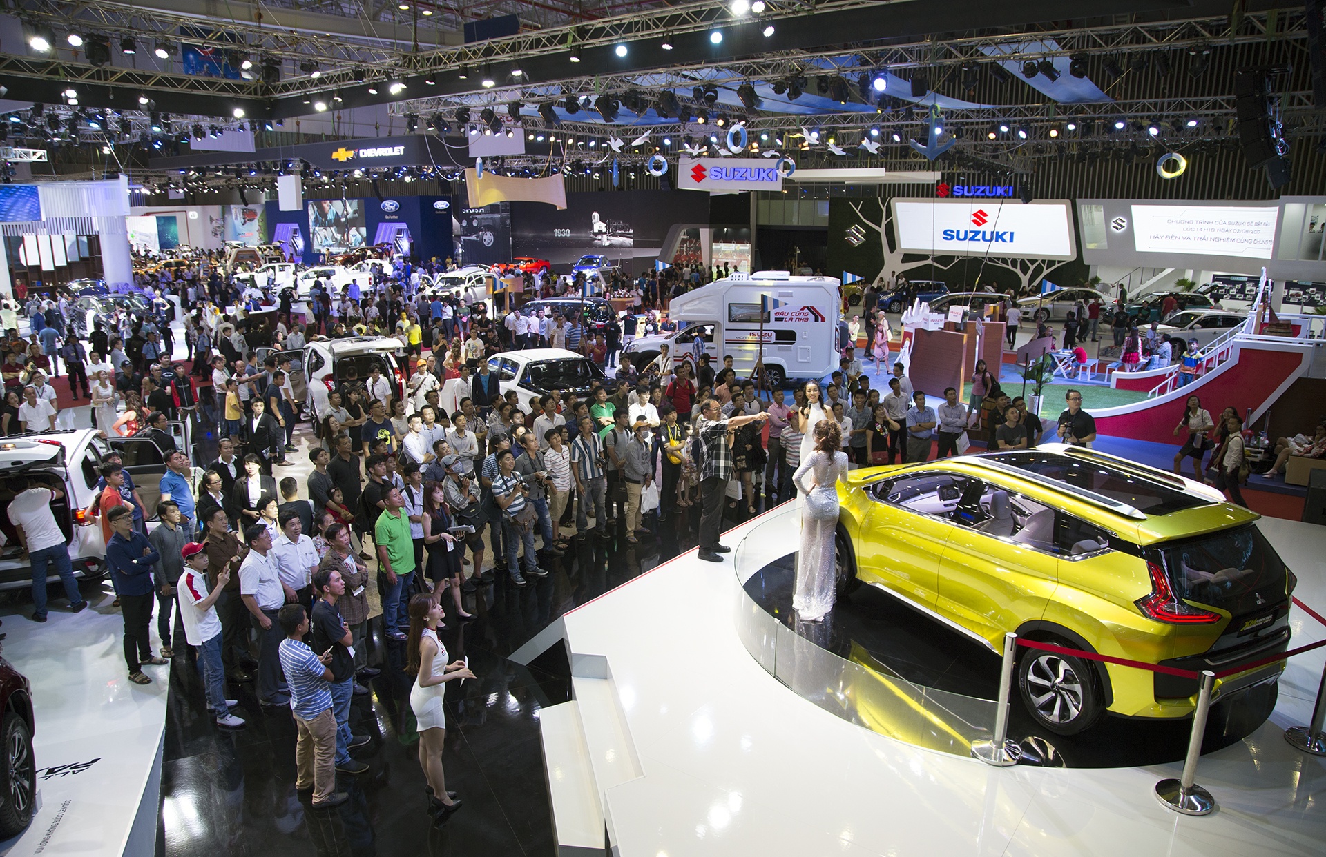 Vietnam Motorshow 2017: It xe moi, to chuc voi vang hinh anh