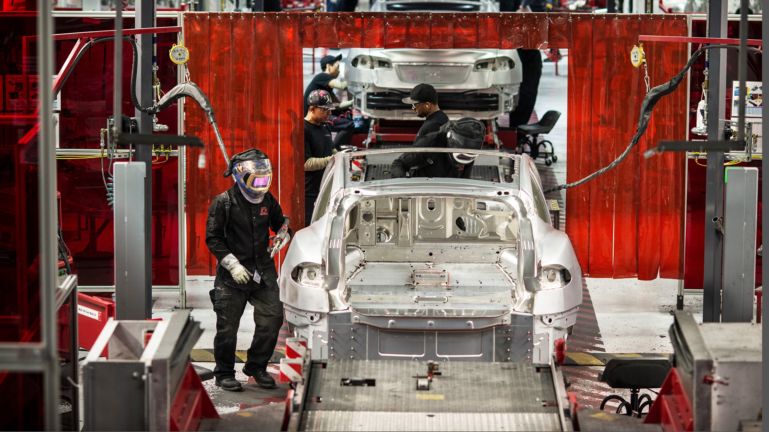 Cong nhan cam thay 'nhu dia nguc' vi tang ca san xuat Tesla Model 3 hinh anh