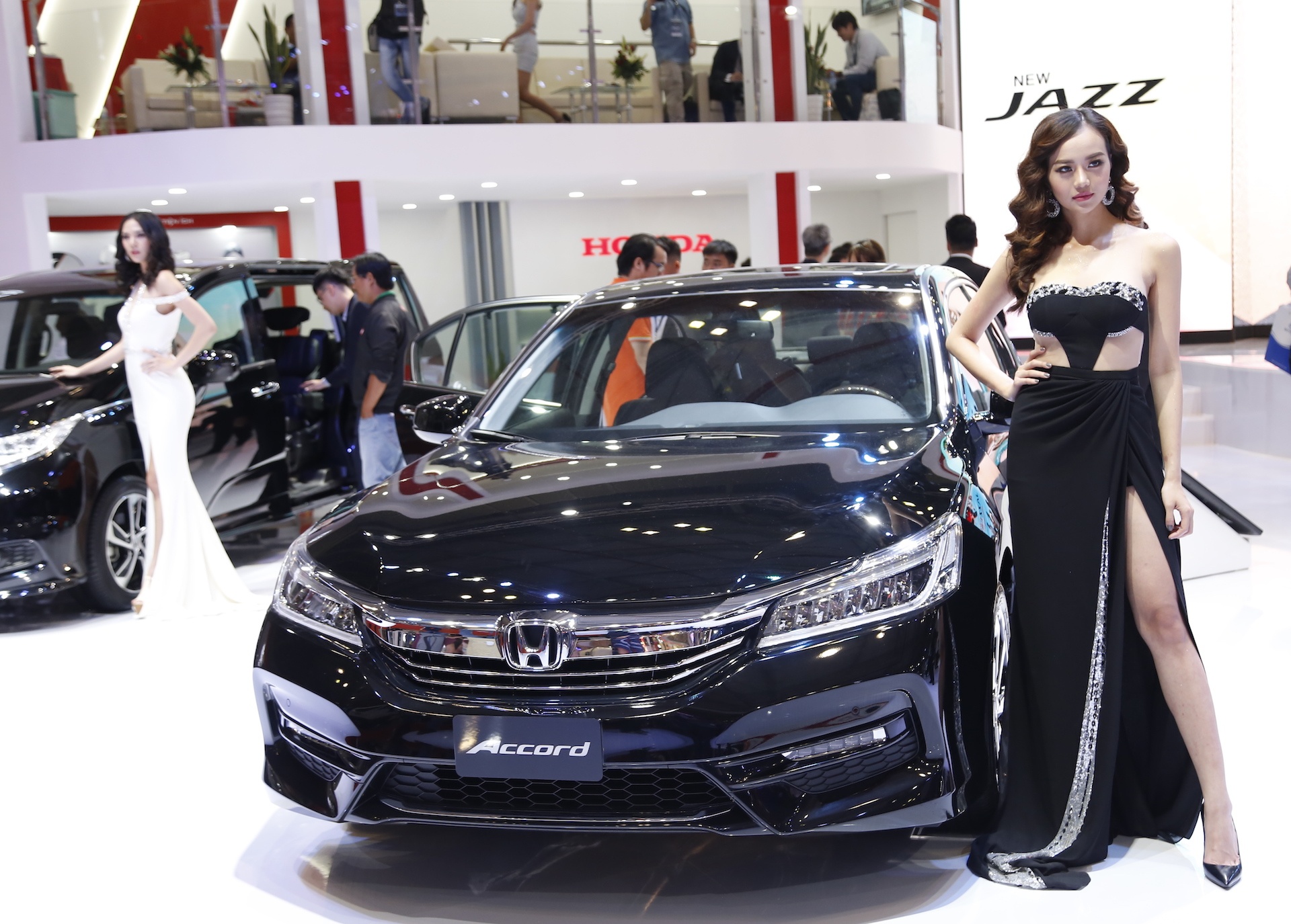 Nghich ly thi truong xe hoi Viet Nam: Cang giam gia cang e hinh anh