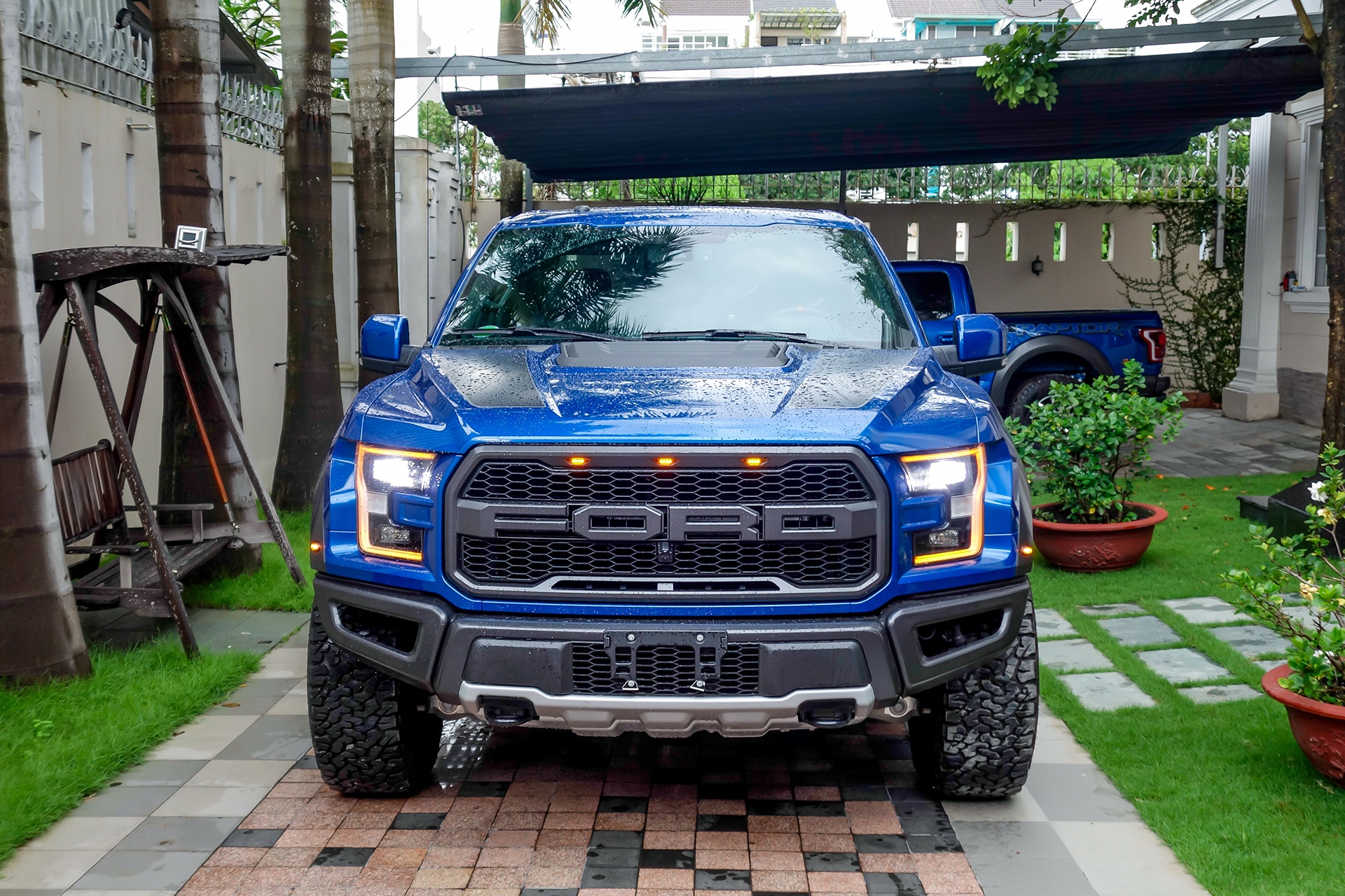Hai xe ban tai tien ty Ford F-150 Raptor tai Sai Gon hinh anh
