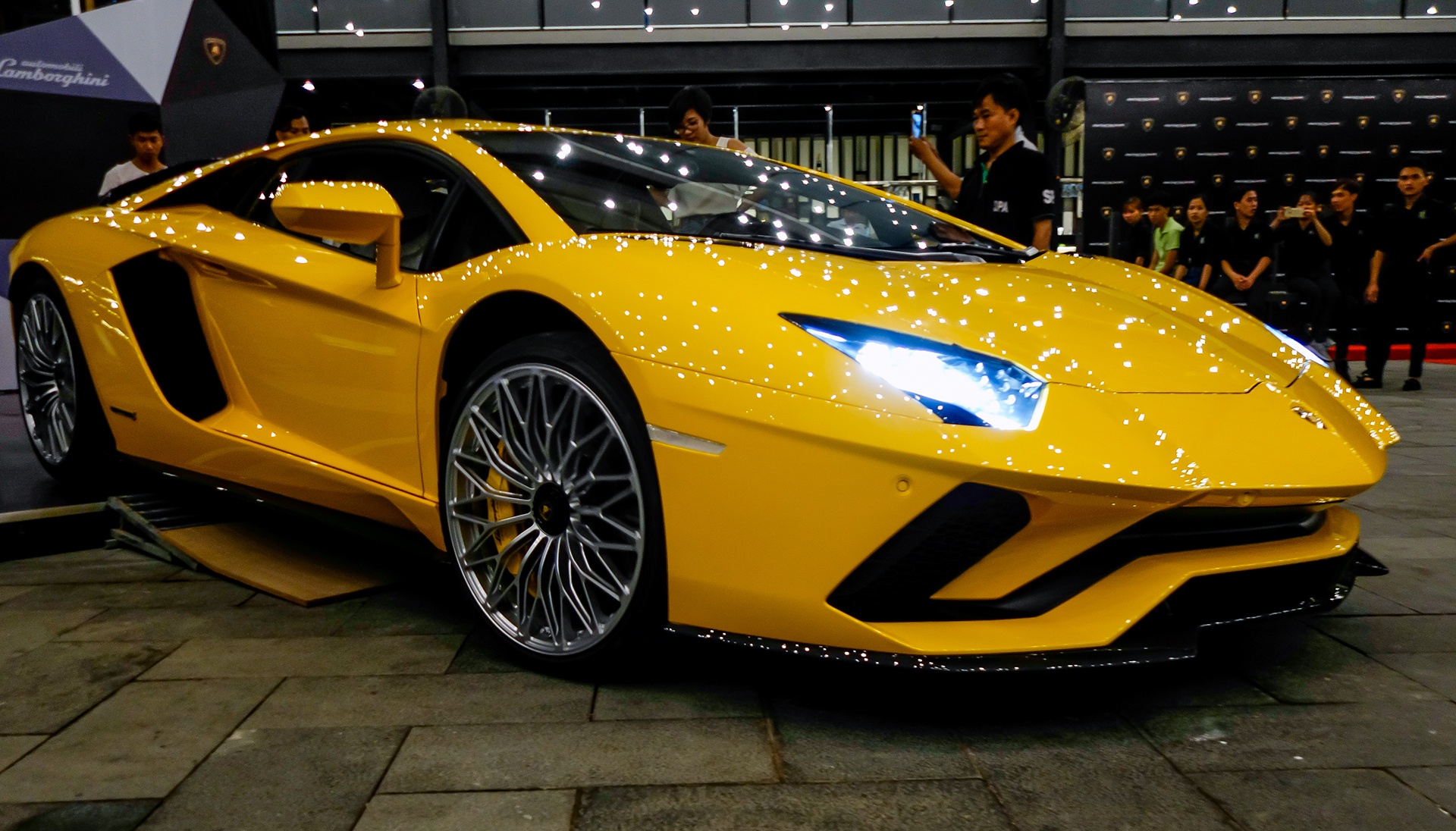 Lamborghini Aventador S ve tay dai gia Sai Gon anh 2