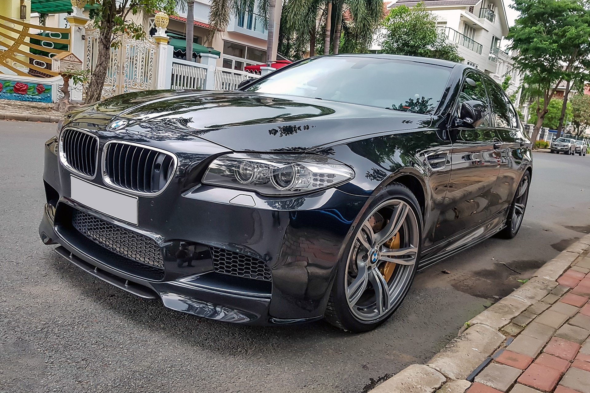 BMW M5 duy nhat VN xuat hien truoc nha Quoc Cuong Gia Lai hinh anh