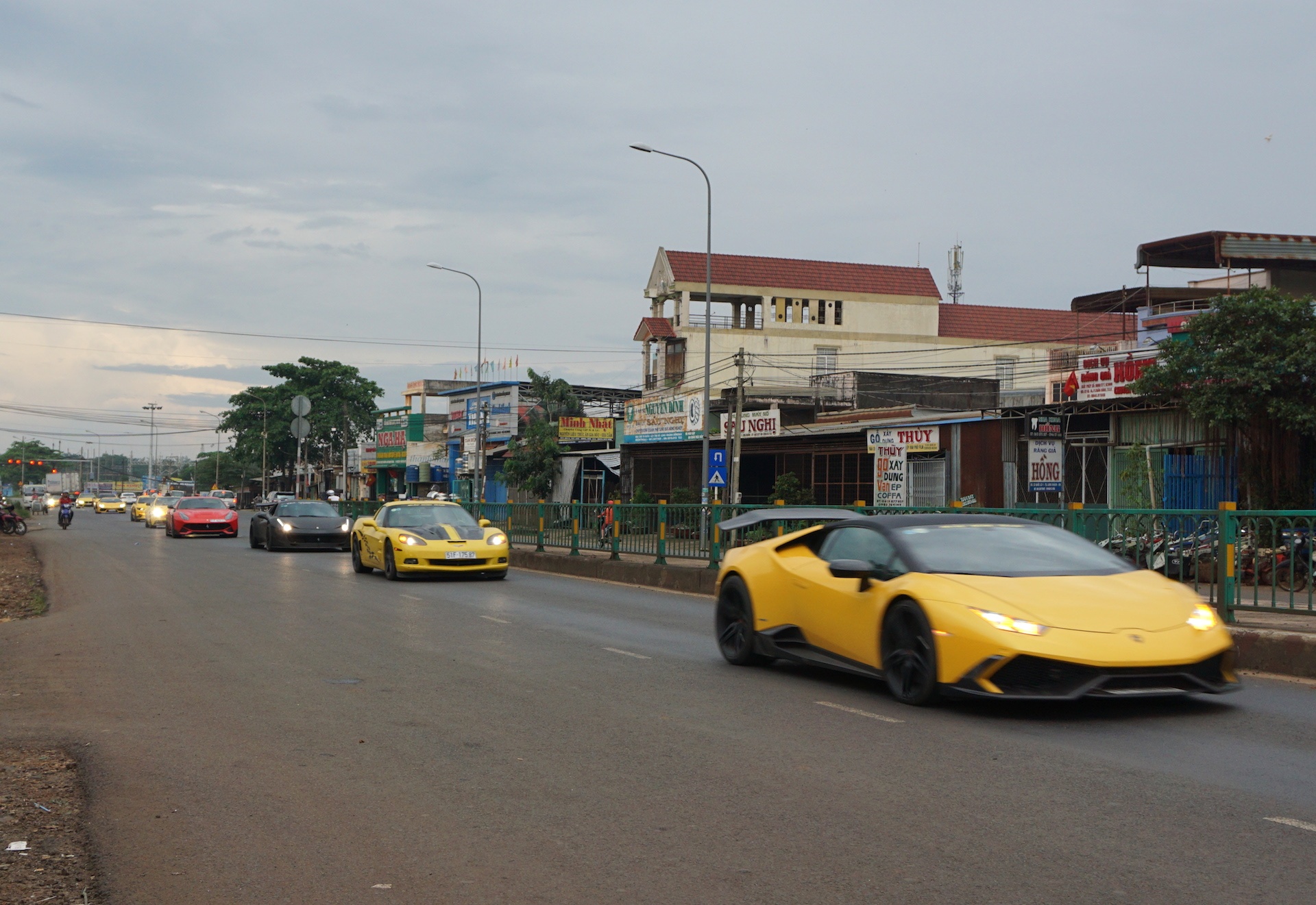 Dan sieu xe gam ru tren quoc lo hinh anh