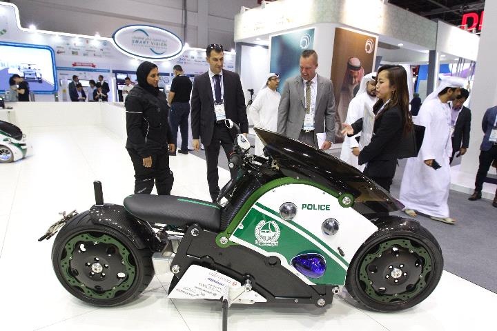 Xe robot, moto bay cho canh sat Dubai sap thanh hien thuc hinh anh