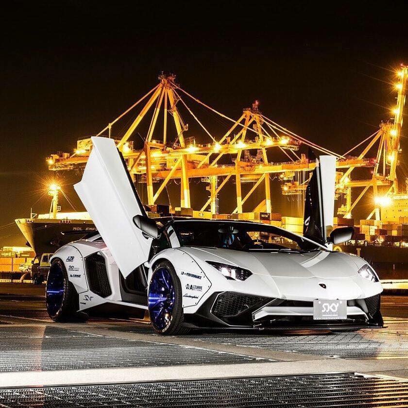 Lamborghini Aventador SV bien hinh nho goi do Liberty Walk hinh anh
