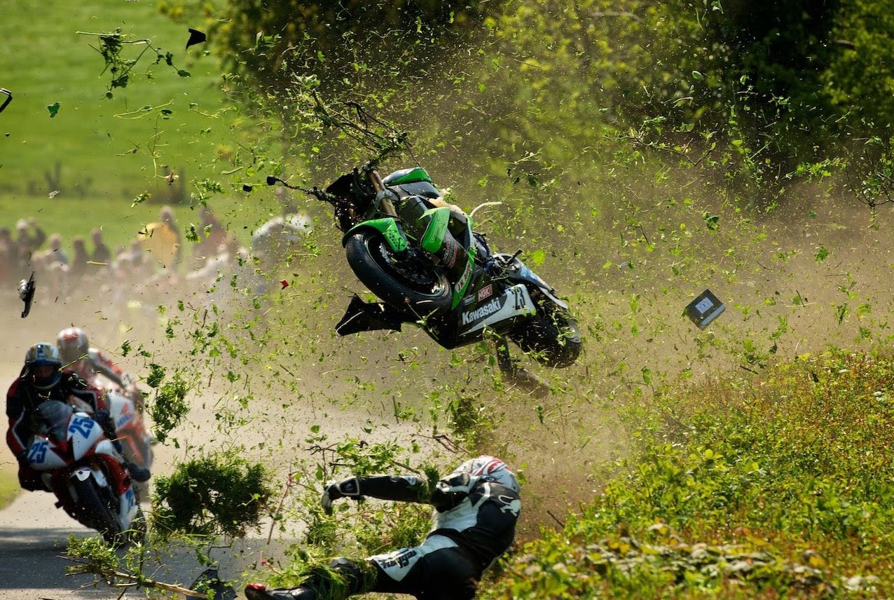 Xe dua Isle of Man TT toc do 322 km/h tren duong pho hinh anh