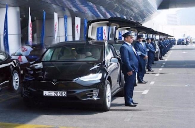 Xe sang Tesla Model X lam Uber o Dubai hinh anh