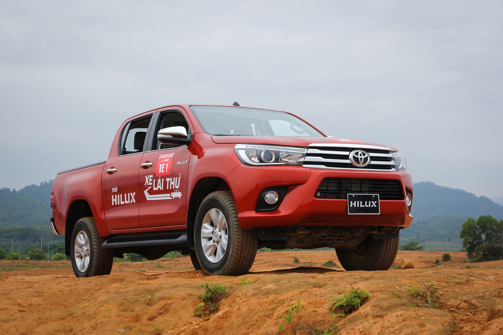 Chi 4 xe Toyota Hilux duoc ban trong thang 9 hinh anh