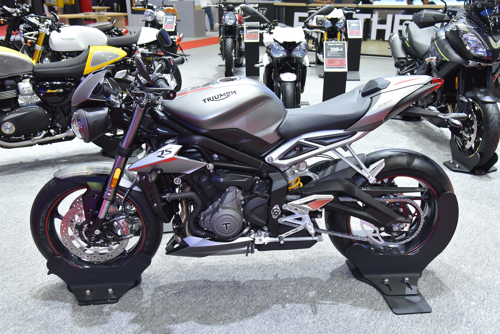 bang gia Triumph tai Viet Nam anh 13