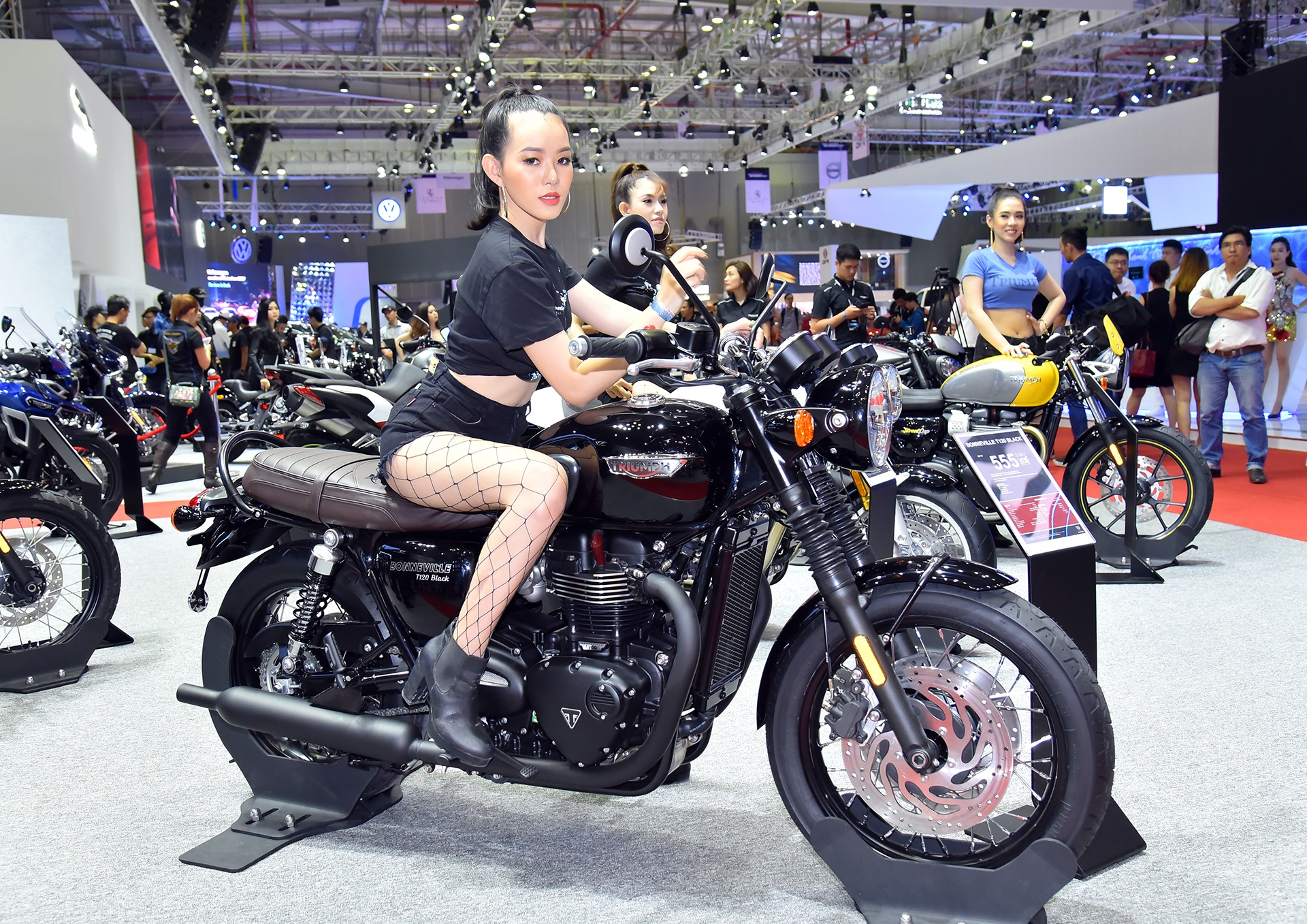 bang gia Triumph tai Viet Nam anh 12