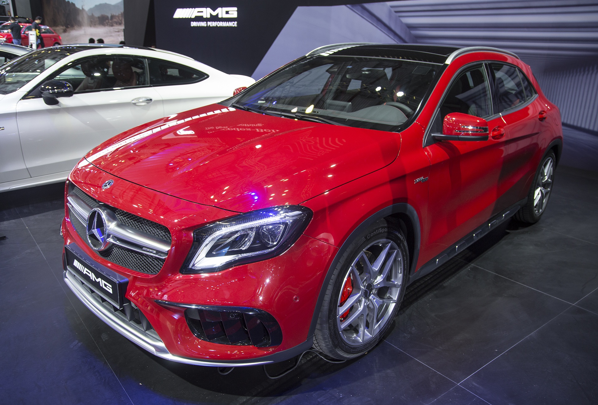 Chi tiet Mercedes GLA 45 AMG gia 2,4 ty vua ra mat tai VN hinh anh