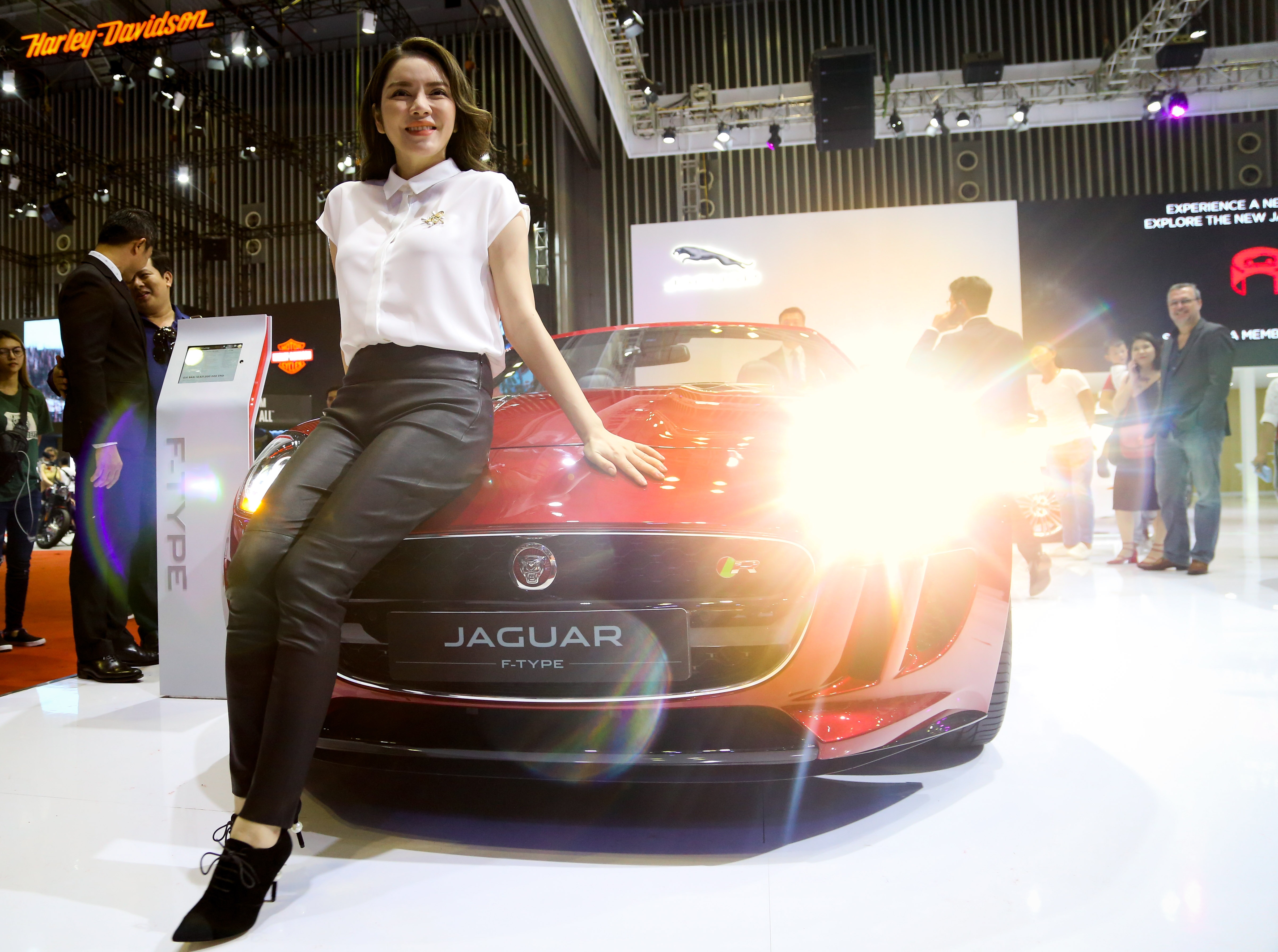 Ly Nha Ky dung dien thoai mua xe sang hon 12 ty dong hinh anh