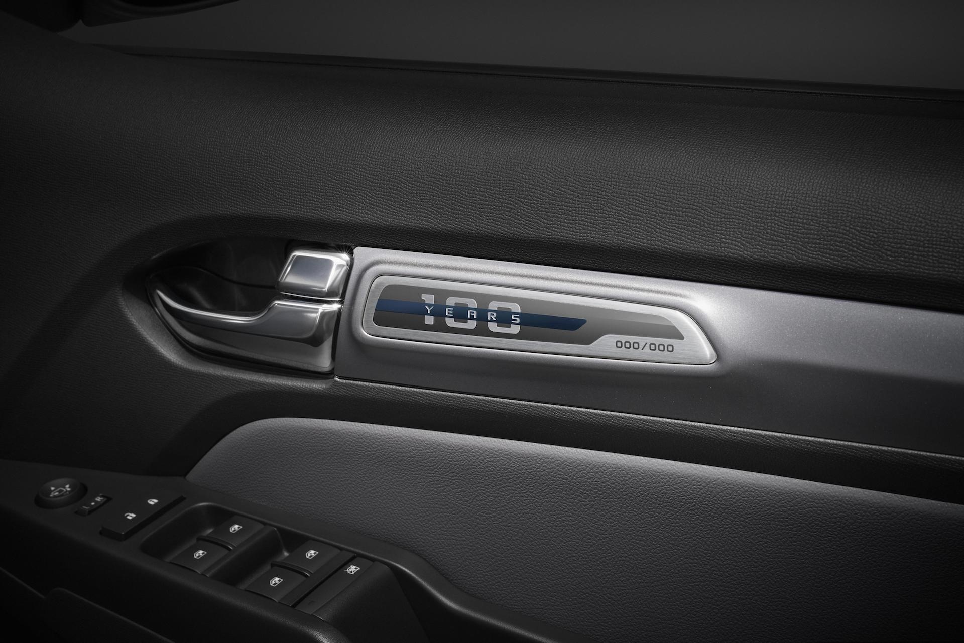 gia Chevrolet Colorado Centennial anh 8