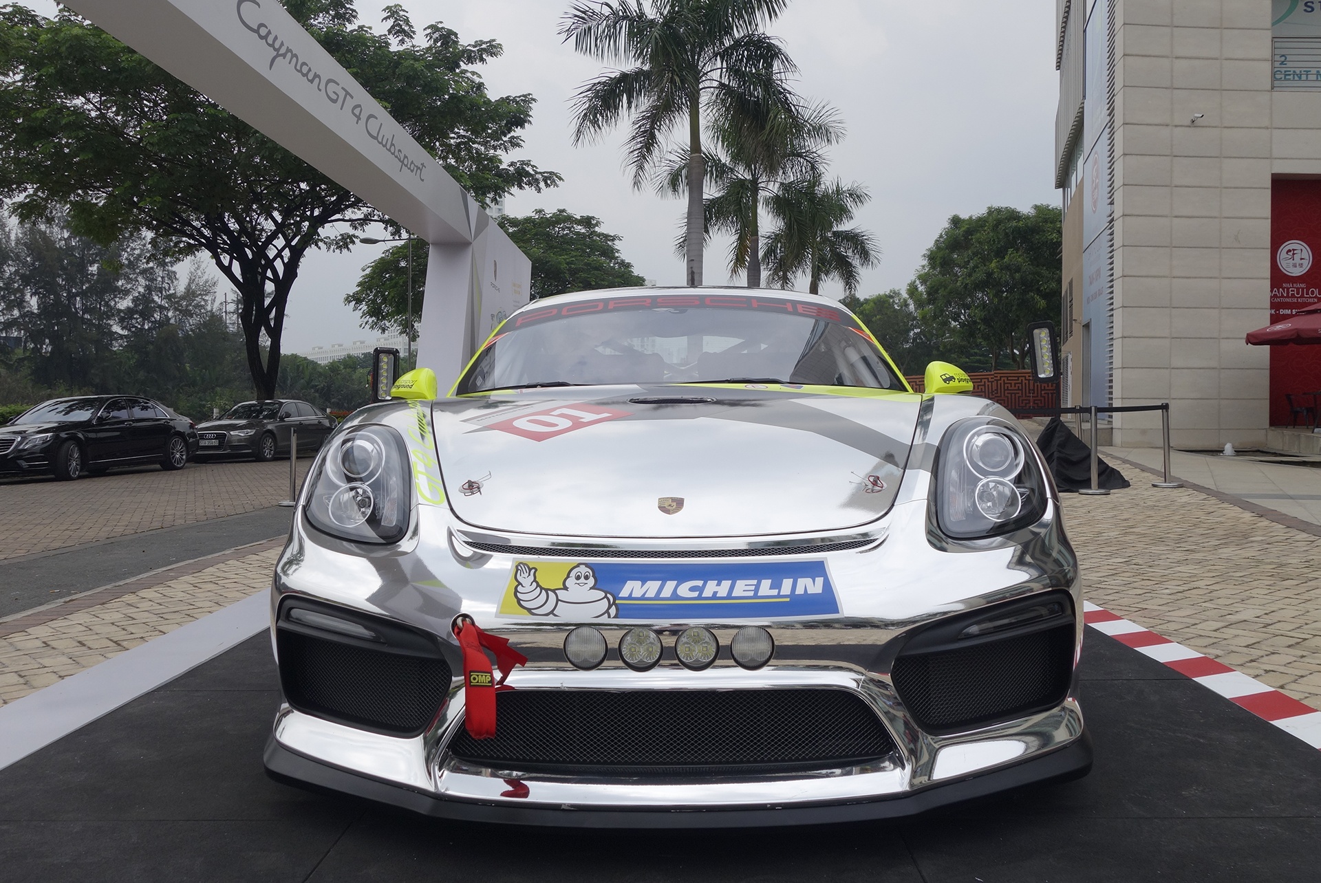 xe dua Porsche Cayman GT4 o Sai Gon anh 2