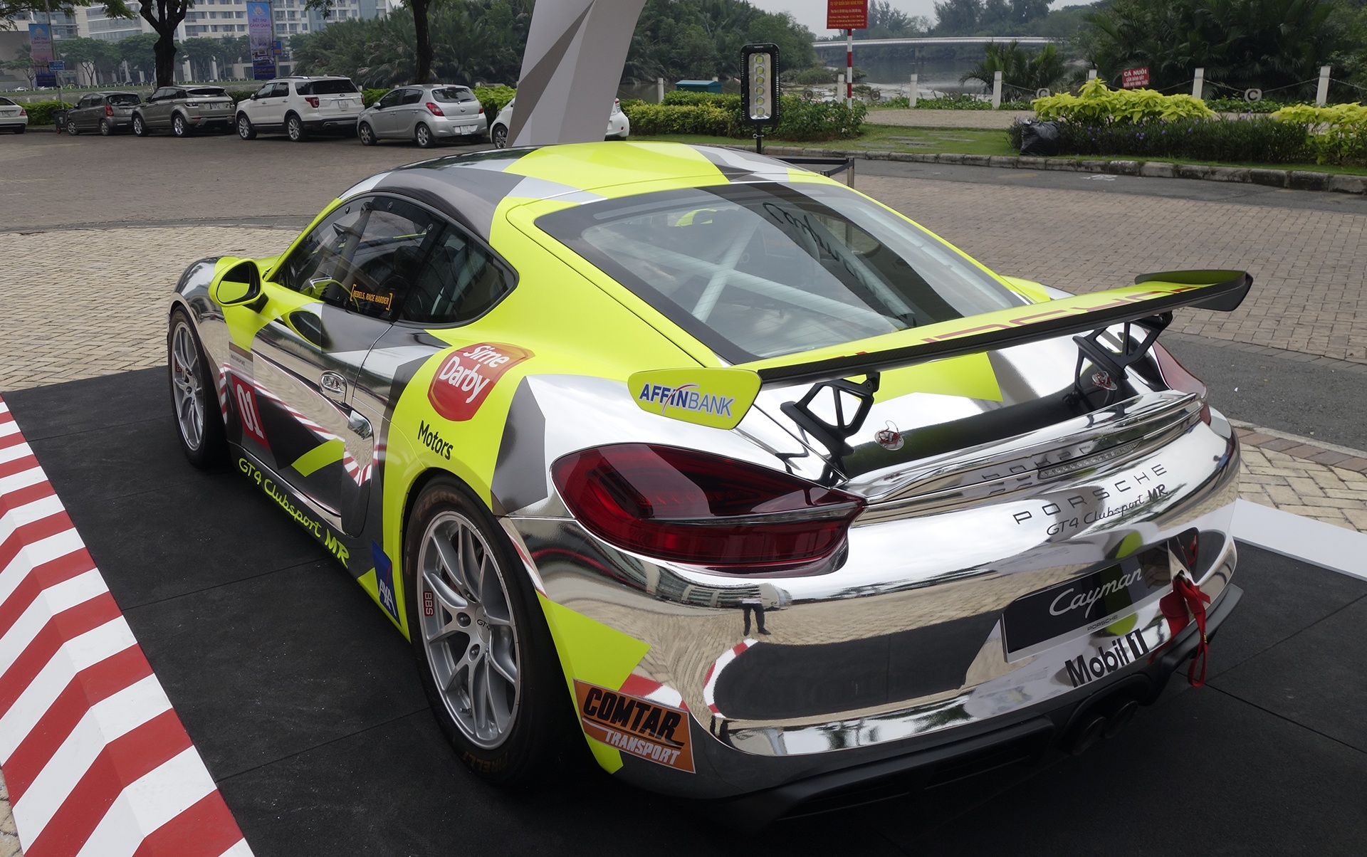 xe dua Porsche Cayman GT4 o Sai Gon anh 3