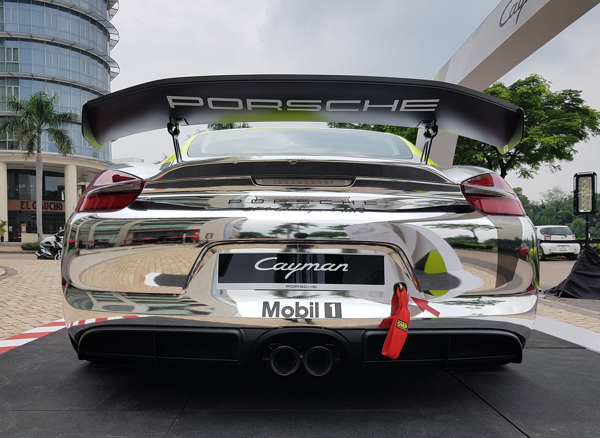 xe dua Porsche Cayman GT4 o Sai Gon anh 4