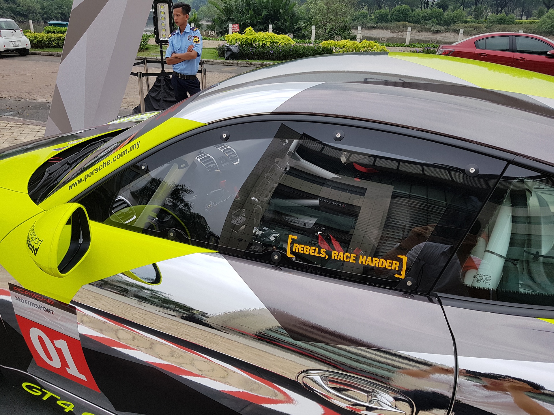 xe dua Porsche Cayman GT4 o Sai Gon anh 9