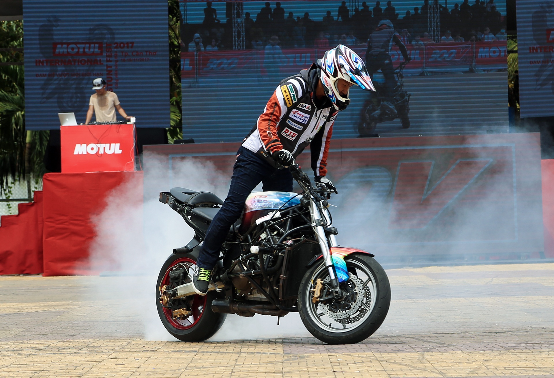 Nhung man trinh dien mao hiem cua stunter hang dau the gioi hinh anh