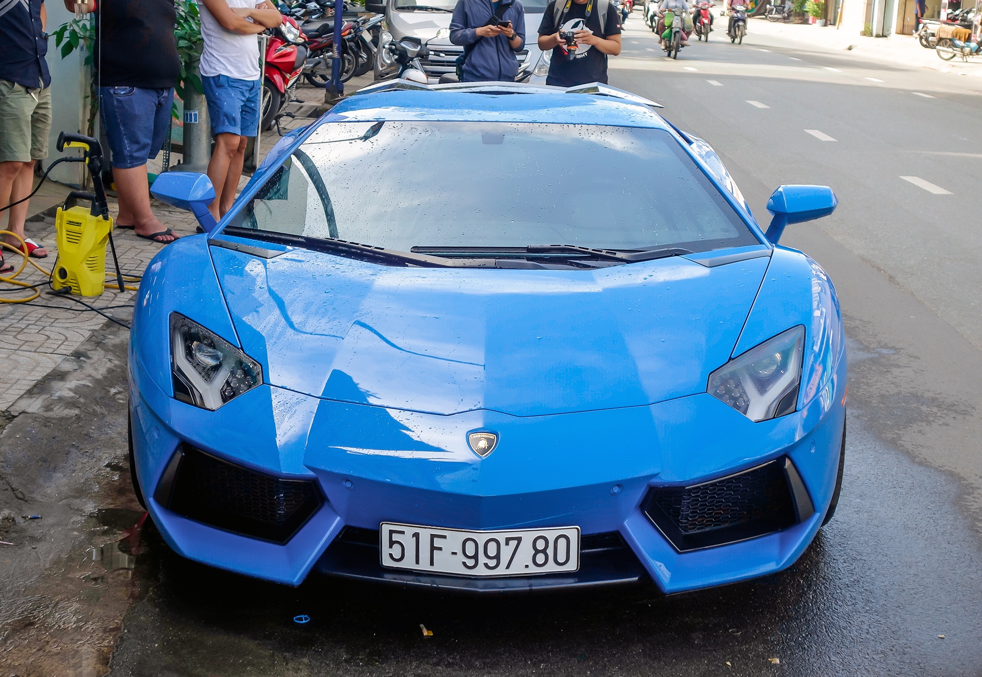 Sieu xe Aventador mau la do canh gio va mam o Sai Gon hinh anh